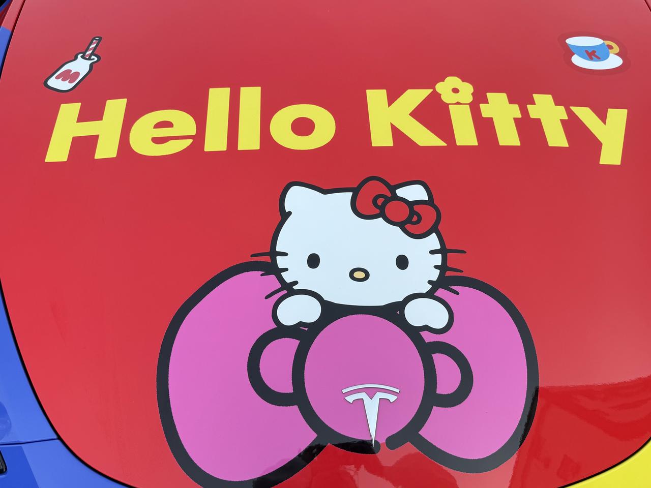 Model Y改色|我的Hello Kitty痛车 也是开上了kt车车了🎉#适合女孩子的车#hellokitty #车贴 #汽车彩绘 #汽车改色贴膜 #modely改色 #我的车真好看 #行走的多巴胺显眼车 #挑战全网的汽车猫 #kitty @可乐小皇帝🐶