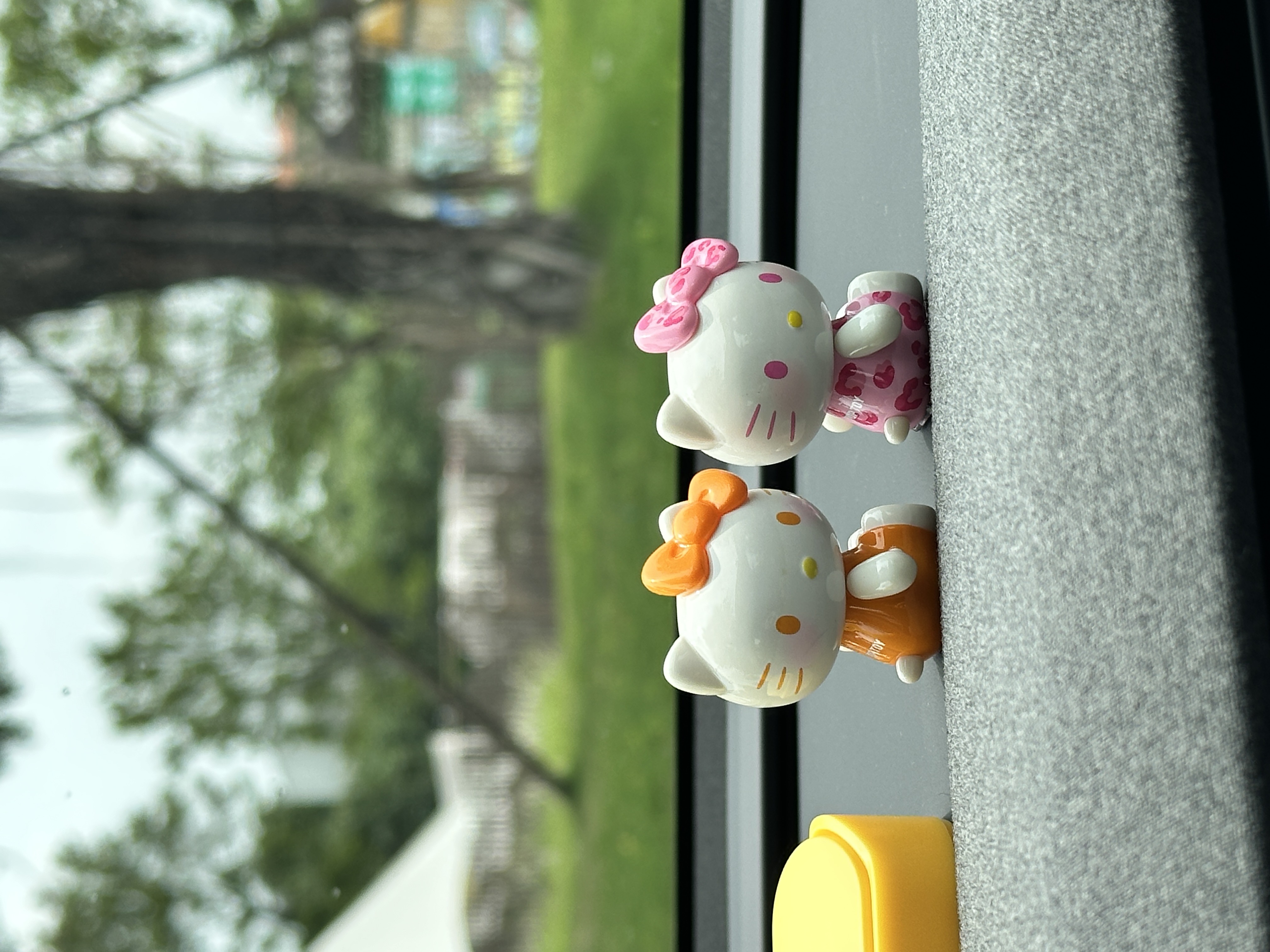 特斯拉毛胚装修🚗今日份可爱的kitty 买了特斯拉半个月要开始帮这毛坯房装修了
1️⃣最近top toy新出的夏日彩虹糖萌粒🍎
抽到了两只黑皮，坐着的也是超可爱
2️⃣安全带护肩套🎀
安全带有点刮脖子，套个护肩套舒服
#车载好物 #女生车内饰 #特斯拉内饰 #kitty #女孩子的车内饰 #一人一件车载好物 @卢雯雯
