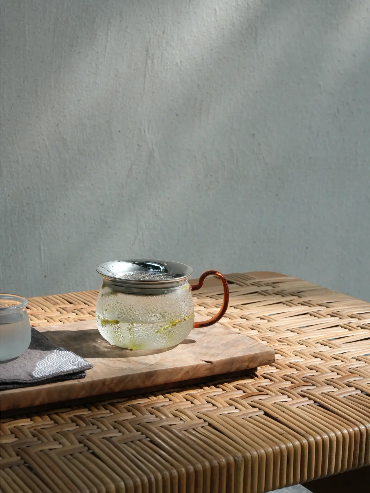 🔴𝚃𝚎𝚜𝚕𝚊|“最近爱上了喝茶🍵” 天气越来越热,
本想午休坐户外,
树荫下喝一泡冷泡茶。
没想到六月的风已是滚烫,
树下也坐不住了。
好在车上有小茶桌,
于是把茶席挪到了车上,
一个人吹着空调凉风,
听着婉婉音乐,
喝一口冰冰凉凉的冷泡茶,
宛如置身雨后龙井,
消暑又静心。
#汽车博主 #特斯拉 #女生车内饰 #茶系慢⽣活 #特斯拉modely #一人一件车载好物 #氛围感车内饰 #淡人生活 #车载好物 @➰YY.