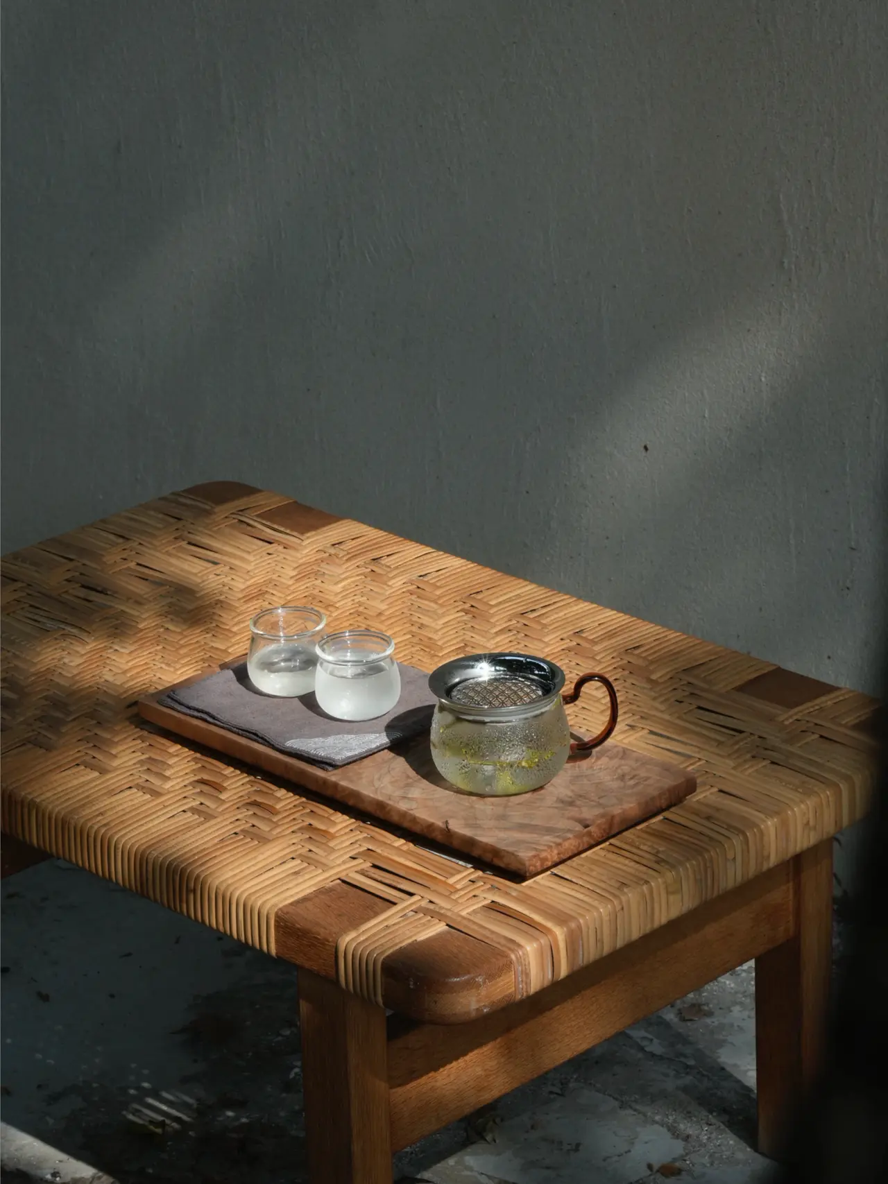 🔴𝚃𝚎𝚜𝚕𝚊|“最近爱上了喝茶🍵” 天气越来越热,
本想午休坐户外,
树荫下喝一泡冷泡茶。
没想到六月的风已是滚烫,
树下也坐不住了。
好在车上有小茶桌,
于是把茶席挪到了车上,
一个人吹着空调凉风,
听着婉婉音乐,
喝一口冰冰凉凉的冷泡茶,
宛如置身雨后龙井,
消暑又静心。
#汽车博主 #特斯拉 #女生车内饰 #茶系慢⽣活 #特斯拉modely #一人一件车载好物 #氛围感车内饰 #淡人生活 #车载好物 @➰YY.