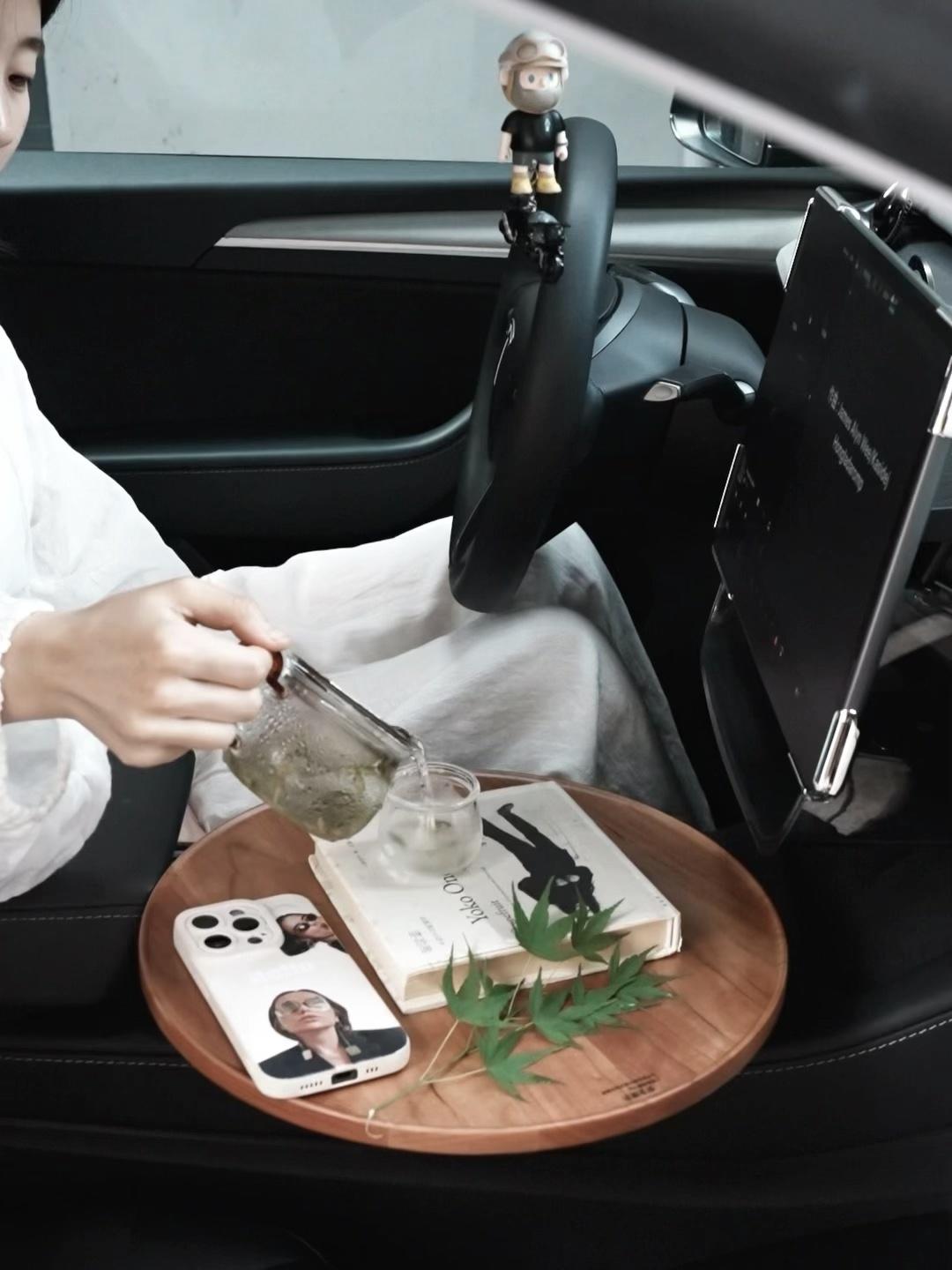 🔴𝚃𝚎𝚜𝚕𝚊|“最近爱上了喝茶🍵” 天气越来越热,
本想午休坐户外,
树荫下喝一泡冷泡茶。
没想到六月的风已是滚烫,
树下也坐不住了。
好在车上有小茶桌,
于是把茶席挪到了车上,
一个人吹着空调凉风,
听着婉婉音乐,
喝一口冰冰凉凉的冷泡茶,
宛如置身雨后龙井,
消暑又静心。
#汽车博主 #特斯拉 #女生车内饰 #茶系慢⽣活 #特斯拉modely #一人一件车载好物 #氛围感车内饰 #淡人生活 #车载好物 @➰YY.