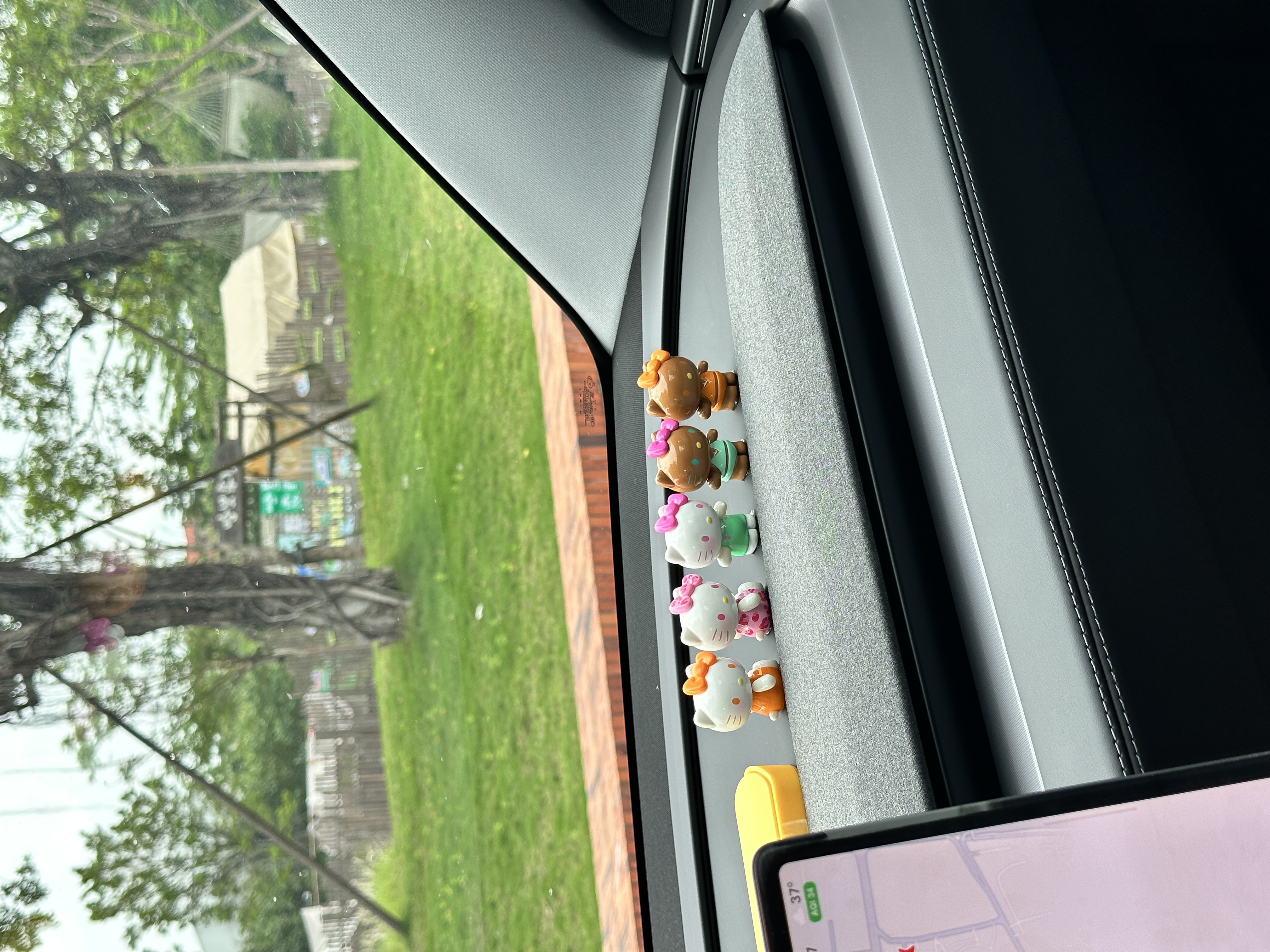 特斯拉毛胚装修🚗今日份可爱的kitty 买了特斯拉半个月要开始帮这毛坯房装修了
1️⃣最近top toy新出的夏日彩虹糖萌粒🍎
抽到了两只黑皮，坐着的也是超可爱
2️⃣安全带护肩套🎀
安全带有点刮脖子，套个护肩套舒服
#车载好物 #女生车内饰 #特斯拉内饰 #kitty #女孩子的车内饰 #一人一件车载好物 @卢雯雯