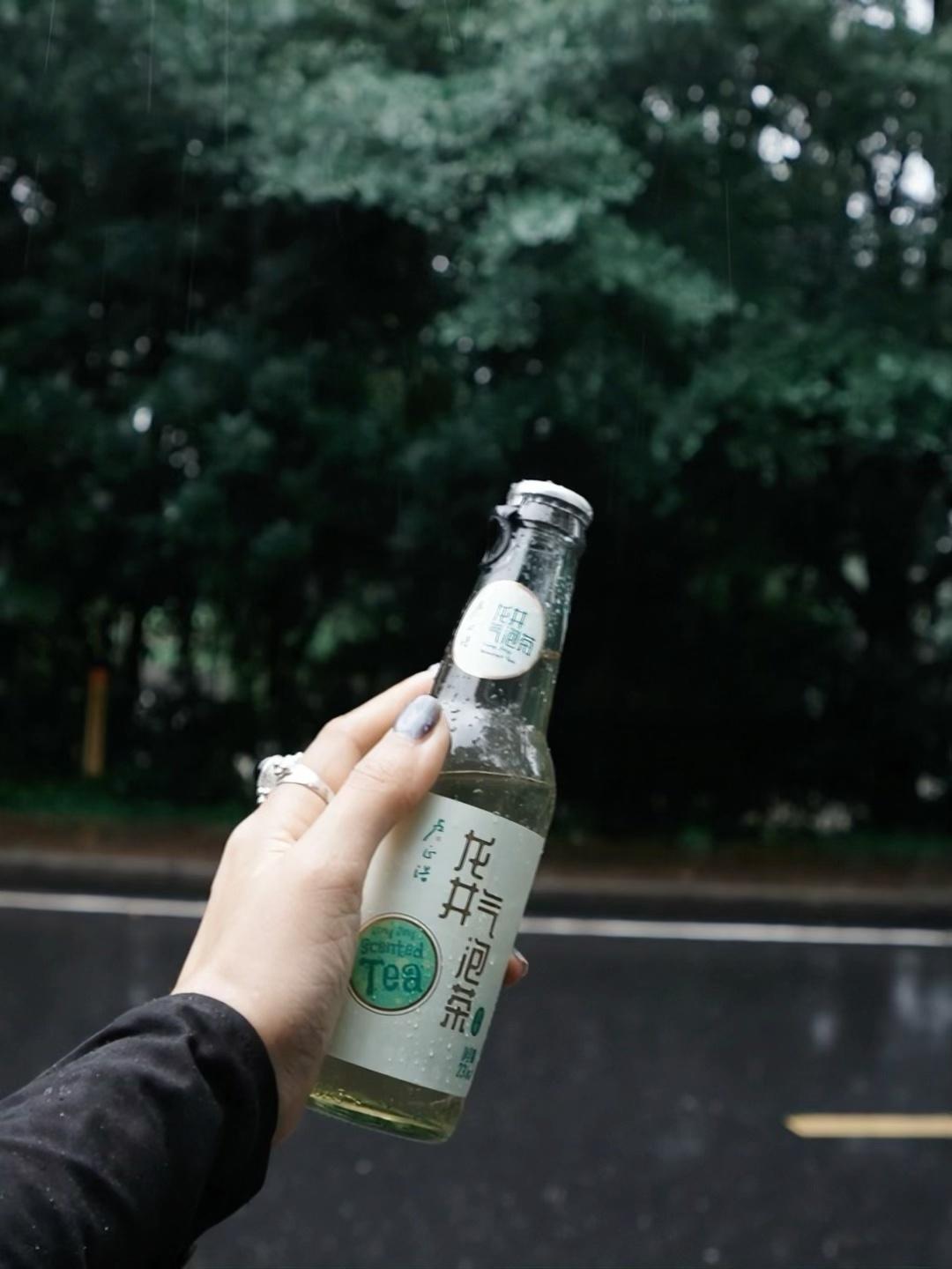 🔴𝚃𝚎𝚜𝚕𝚊|“雨天断联,一个人🍻” 雨天断联,一个人听雨,
静静坐车里,
听雨刷洗万物的声音。
坐在林间路边,
开一瓶气泡茶🫧🍵,
跟自己干杯🍻。
车窗外暴雨如注,
而我自带清凉。
#汽车博主 #特斯拉 #女生车内饰 #陷入雨天的氛围里 #特斯拉modely #氛围感车内饰 #喜欢下雨天 #特斯拉内饰 #雨天是最好的滤镜 #女性成长 @➰YY.
