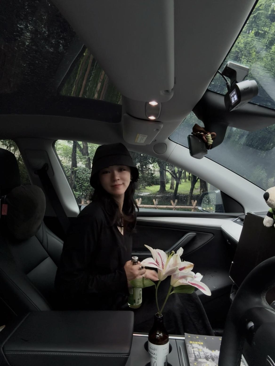 🔴𝚃𝚎𝚜𝚕𝚊|“雨天断联,一个人🍻” 雨天断联,一个人听雨,
静静坐车里,
听雨刷洗万物的声音。
坐在林间路边,
开一瓶气泡茶🫧🍵,
跟自己干杯🍻。
车窗外暴雨如注,
而我自带清凉。
#汽车博主 #特斯拉 #女生车内饰 #陷入雨天的氛围里 #特斯拉modely #氛围感车内饰 #喜欢下雨天 #特斯拉内饰 #雨天是最好的滤镜 #女性成长 @➰YY.