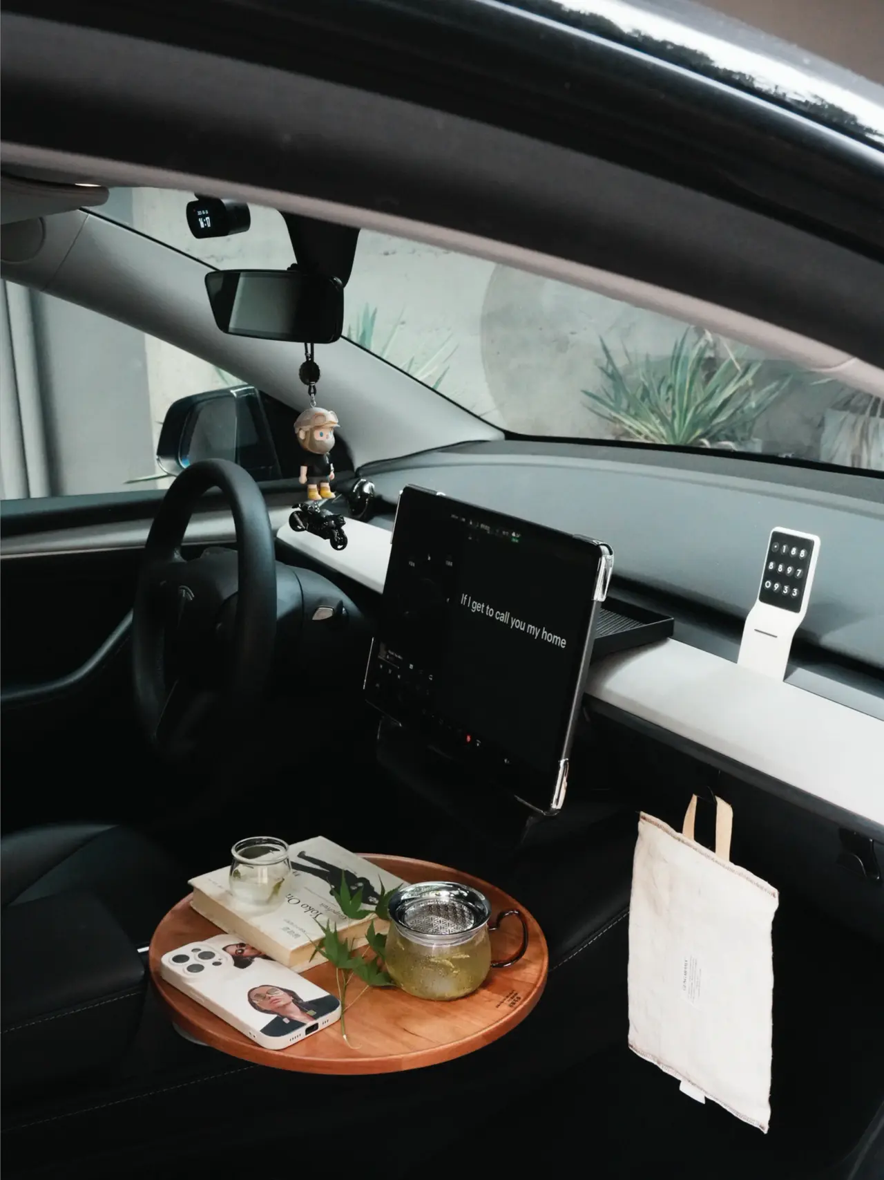 🔴𝚃𝚎𝚜𝚕𝚊|“最近爱上了喝茶🍵” 天气越来越热,
本想午休坐户外,
树荫下喝一泡冷泡茶。
没想到六月的风已是滚烫,
树下也坐不住了。
好在车上有小茶桌,
于是把茶席挪到了车上,
一个人吹着空调凉风,
听着婉婉音乐,
喝一口冰冰凉凉的冷泡茶,
宛如置身雨后龙井,
消暑又静心。
#汽车博主 #特斯拉 #女生车内饰 #茶系慢⽣活 #特斯拉modely #一人一件车载好物 #氛围感车内饰 #淡人生活 #车载好物 @➰YY.