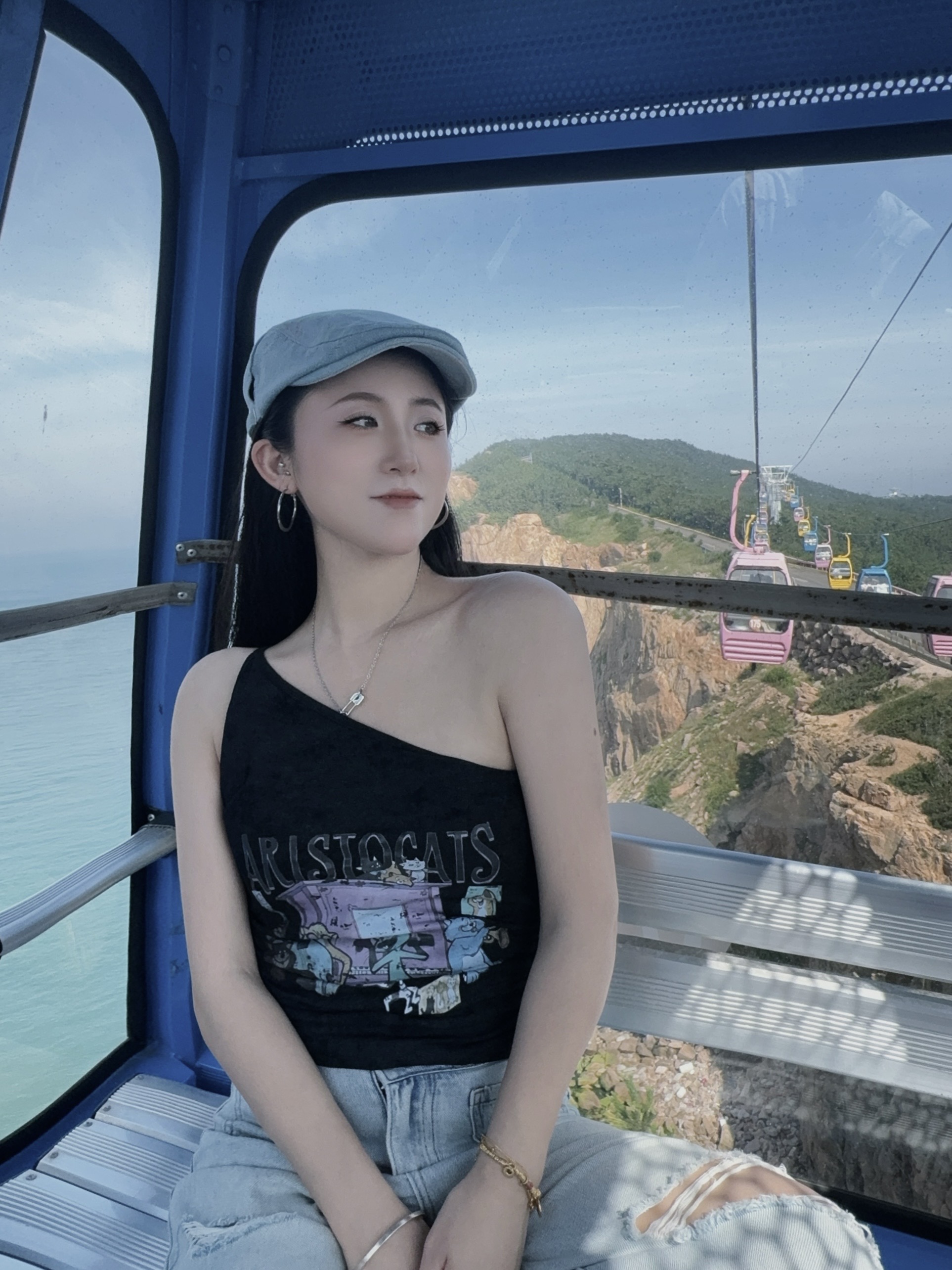 特斯拉女车主｜生活是自己的  每天都是自由 威海站📍WEI HAI• BLUEWAYS.
	
因为抖音的一个视频———搁浅的布鲁维斯号
拉上我的旅游搭子说走就走
日升月落 总有黎明⛴
#记录吧就现在 #生活在别处自由在路上 #或许自由更甚一筹 #出发永远比向往更有意义 #多看大自然少与人纠缠 #浪漫生活的记录者 #好好生活满电出发 #威海 #这世界的一切都在吸引我 #少与人纠缠多看大自然 @何子