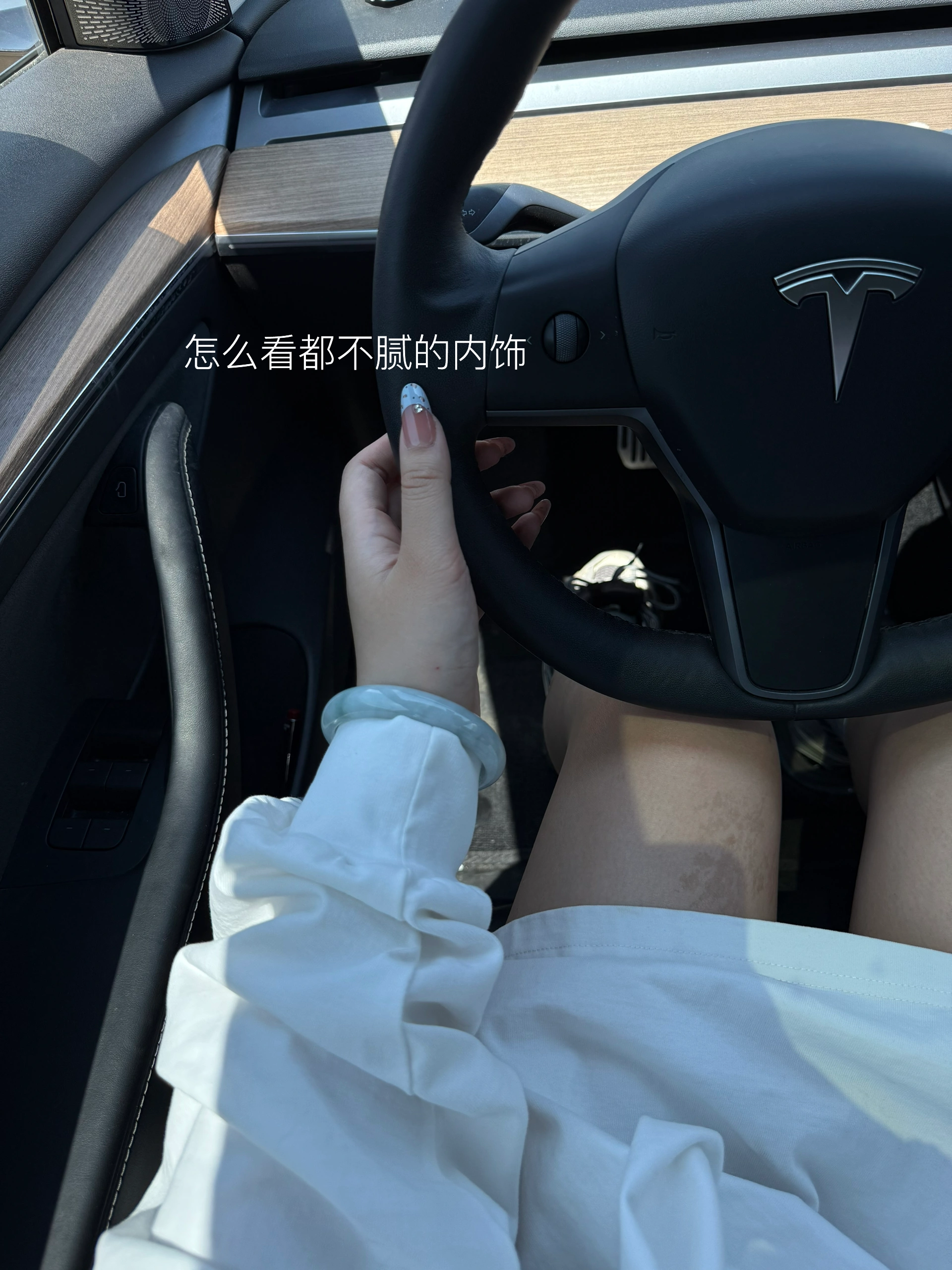 26岁特斯拉女车主｜有车的都来做自媒体！！ 抱着试试的心态入驻平台
没想到现在已经收获200多位包包
做汽车博主这段时间
不仅认识了好多超棒的同行姐妹
还陆续收到了好多合作邀约
今天就把这份宝藏经验分享给所有有车的姐妹
低成本起步攻略
设备一部手机就可以拍的
通勤碎片 车内收纳改造 自用好物 生活处处是素材
日常小物都是加分道具
总之有车的姐妹都加入进来吧！
#车内必备好物 #女生车里有什么 #我爱我的车搭子 #model3 #我开车你听歌 #一人一件车载好物 #手握方向盘的女孩 #车载好物 #女生车内饰 #新车礼物 @tt同学