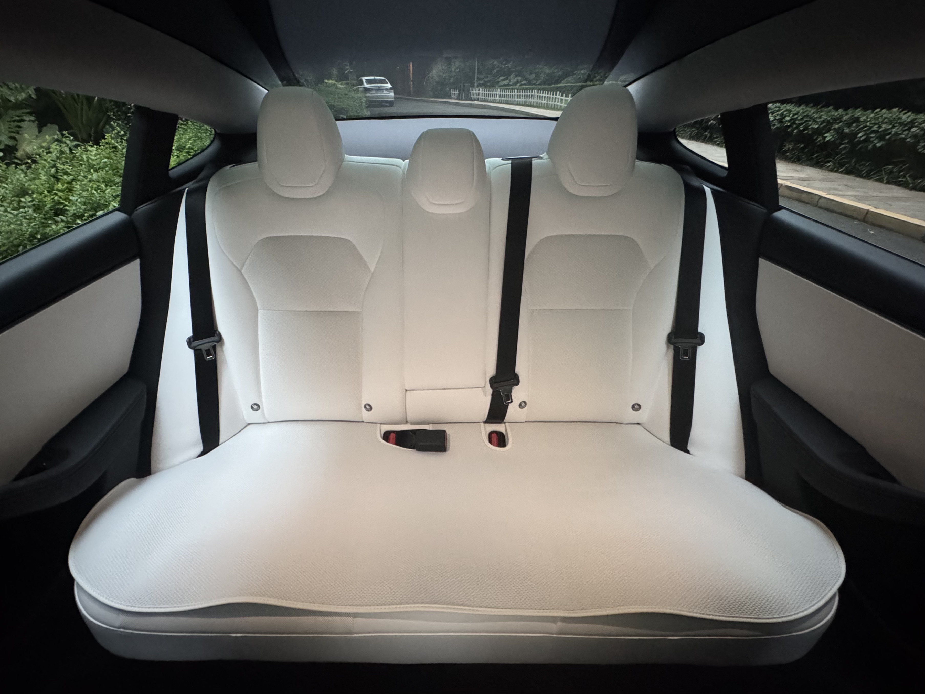 特斯拉白内还是太好拍了 白内就是自带的反光板啊谁懂
不过就是碰到容易染色的东西有点脆弱
#车内拍照 #白内白外 #车内拍照姿势 #特斯拉焕新3 @莎小拉儿