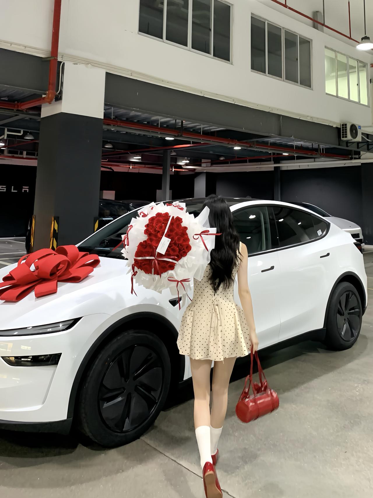 喜提特斯拉大玩具🚗 终于提到心心念念的特斯拉了~
是很喜欢的白色 干净又大气
全程一小时就办完交车了🥳效率很高夸夸
想看看大家的modely的内饰!
#喜提新车 #提车仪式 #特斯拉 #特斯拉Y #modely #拍照姿势 #适合女生开的车 #人生第一辆小车车 @一只甜鲸