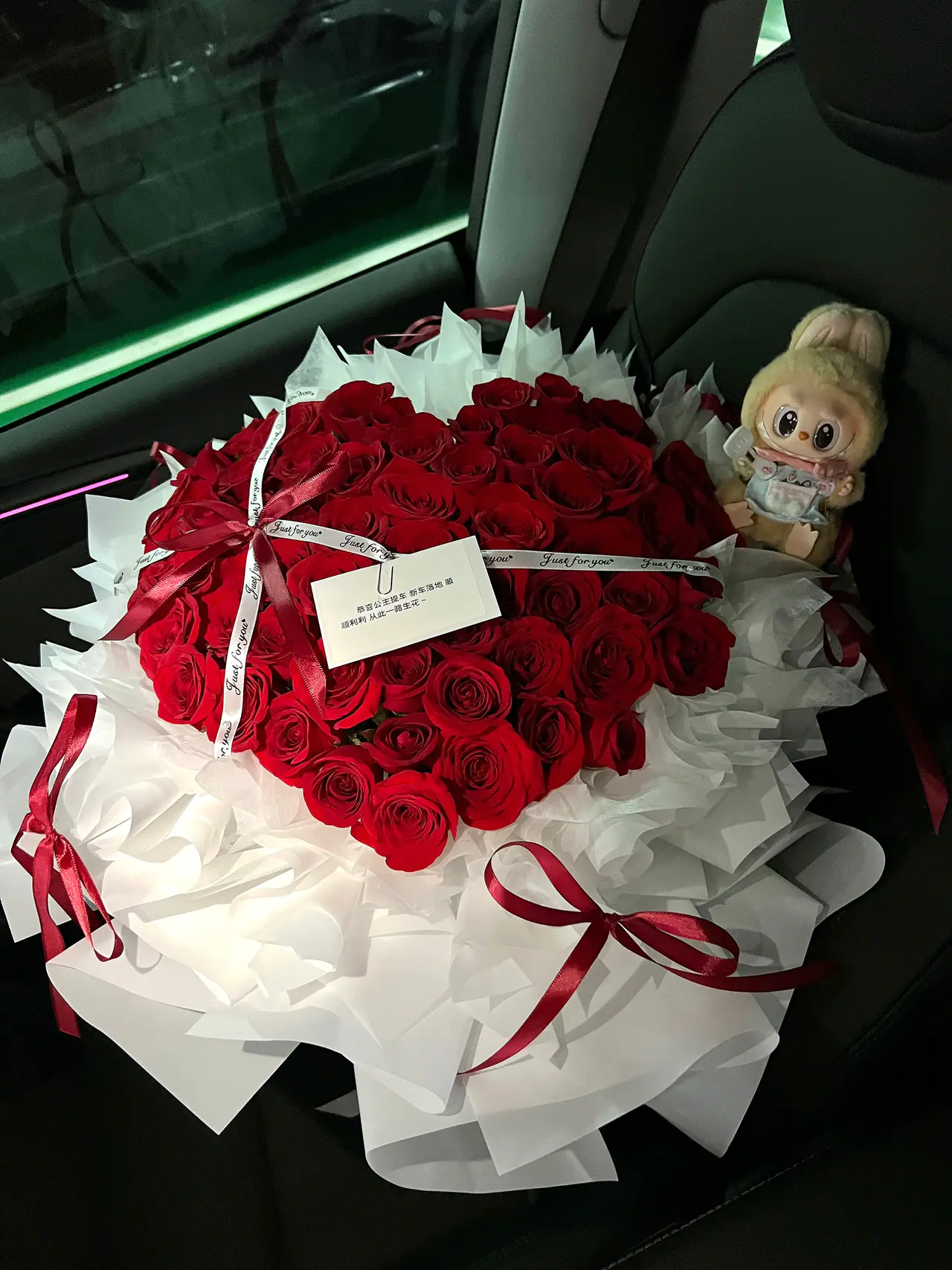 喜提特斯拉大玩具🚗 终于提到心心念念的特斯拉了~
是很喜欢的白色 干净又大气
全程一小时就办完交车了🥳效率很高夸夸
想看看大家的modely的内饰!
#喜提新车 #提车仪式 #特斯拉 #特斯拉Y #modely #拍照姿势 #适合女生开的车 #人生第一辆小车车 @一只甜鲸