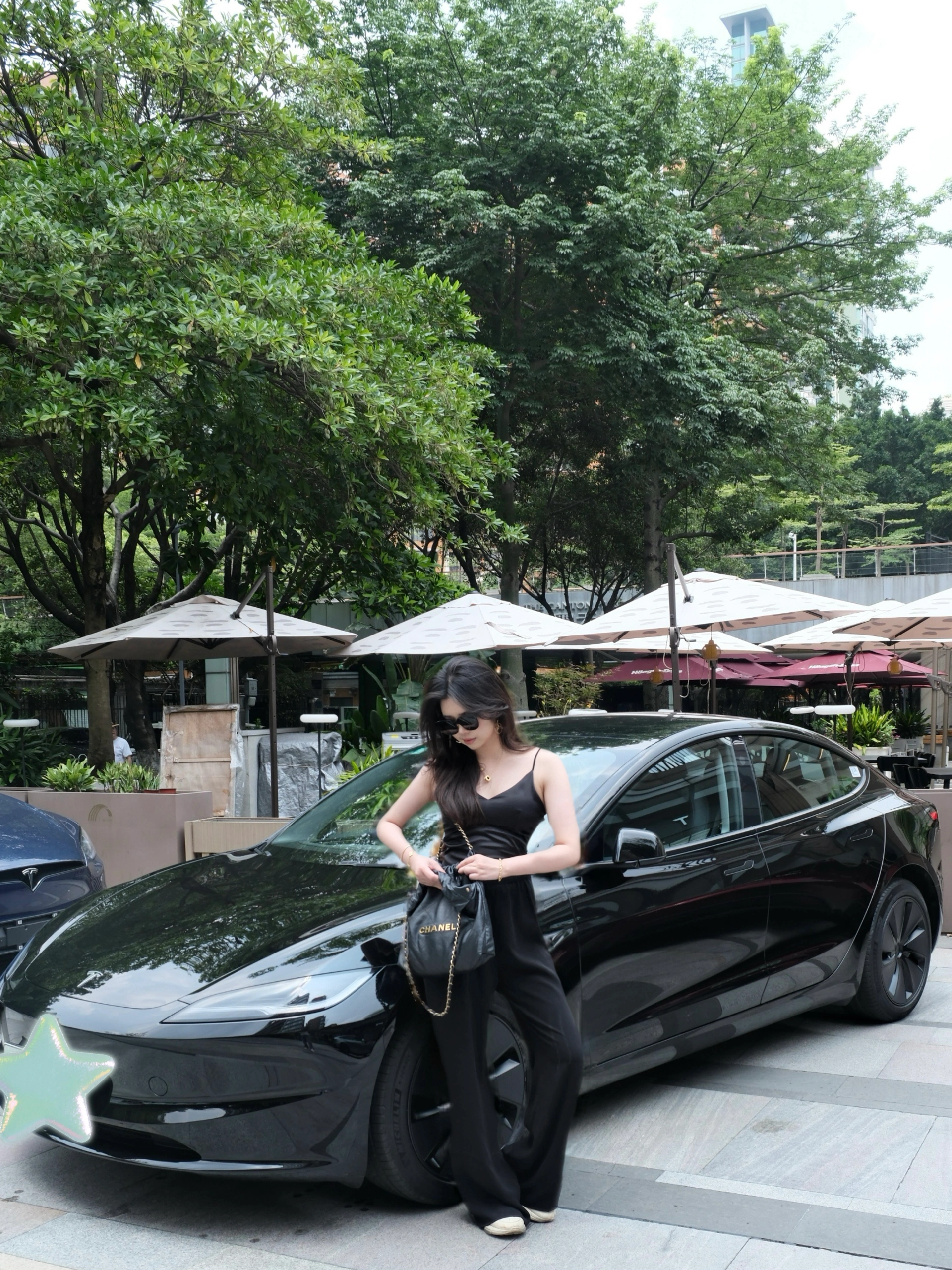 01年大厂女喜提新车｜第一次掌握人生方向盘 几个月前付定金的时候，我连驾照都没拿到。
	
四年前，在我大二暑假时，
因为不想在炎炎夏日练车和在驾校受气，
考试资格都过期了也没把驾照考下来。
	
当时想