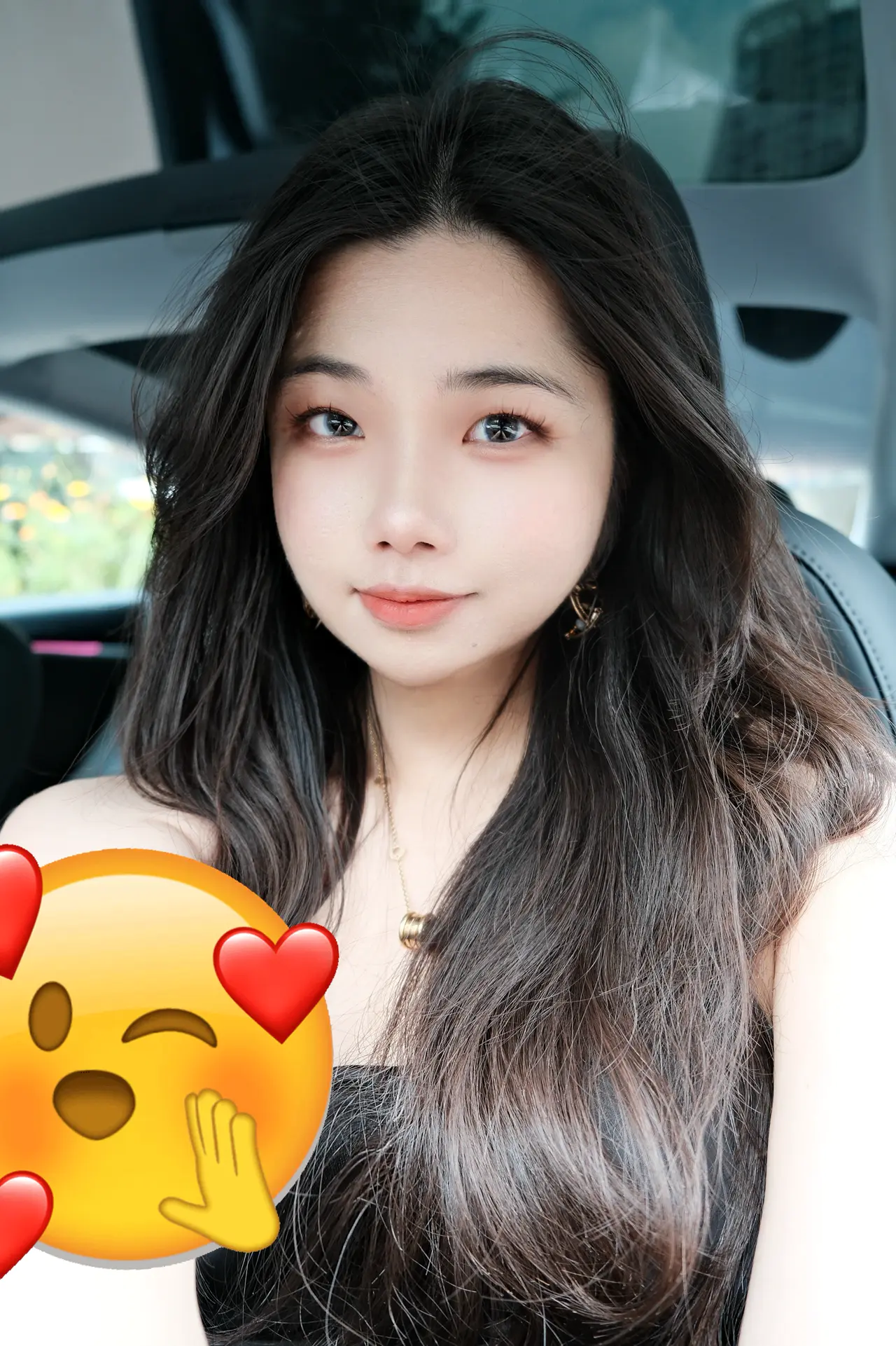 01年大厂女喜提新车|第一次掌握人生方向盘 几个月前付定金的时候,我连驾照都没拿到。
四年前,在我大二暑假时,
因为不想在炎炎夏日练车和在驾校受气,
考试资格都过期了也没把驾照考下来。
当时想着靠打车和公共交通就可以解决日常需求,
结果现在工作去了个坐高铁很不方便,
但开车1h内能串联整个大湾区的城市。
这让我下定决心必须把驾照给马上考了。
原来特别恐惧考驾照和上路的我,
如今居然也开了快上千公里了:
从盘山山路、沿海高速,
到高楼林立的CBD和电鸡成群的城区。
今天下午独自一人坐在车上,握着方向盘,
听着kunkun的新歌《deadman》
在夕阳下两旁都是棕榈树的空无一人的车道上奔驰,
那一刻真的觉得,好自由。
经济独立、会开车——
这两件事第一次让我觉得,
自己是一个真正掌握人生方向的成年人了。
本科那会儿,我的活动范围不会超过家附近几公里。
每天上课、写作业,周末就去商场吃喝玩乐。
至于车?
坐别人的副驾不挺好吗,为什么要自己开?
我当时真的就是这么想的。
直到我学会开车,
我才意识到我的生活半径一下子被扩张了。
我可以决定要去哪里、什么时候出发、哪条路最舒服;
我必须全神贯注地为自己和路上的每一个人负责。
还让我惊讶的是:
自从自己开车才发现——
主驾驶的风景,真的和副驾驶完全不一样。
同一条路,因为视角不同,带来的体验截然不同。
我才意识到,道路景观设计,本就是为主驾驶而设的。
其实人生何尝不是如此。
很多生活和工作的场景,
只有你坐在“主驾驶”位置,
才能拥有真正的视野、节奏与选择权。
工作也是。
三年前,我是一个对未来毫无方向、每天混日子的大学生。
当时身边人都在劝我:“不用那么努力啦,有什么意义呢?”
但我不甘心就这样混下去。
于是我一个人拖着行李去了外地实习,
一边适应陌生的城市节奏,
一边试图在工作中找到属于自己的位置。
虽然那时候没有什么经验,也经历过很多怀疑人生的时刻,
但我始终觉得:比起原地不动,我更害怕的是对生活永远都没有掌控权。
现在再看,那个曾经宁愿错过驾照也不愿晒太阳的我,
如今也能独自开过一千公里、穿过无数路口了。
或许没有谁规定长大是什么样子,
但我知道——
把人生的方向盘牢牢握在自己手里,真的会更爽。
下一篇分享一下特斯拉驾驶体验和推荐的配件~
#人生第一辆车#适合女孩子的车 #特斯拉 #喜提爱车 #手握方向盘的女孩 #我的小车日记 #握紧方向盘的第一天 #人生第一辆车 @是白羊Fifi呀