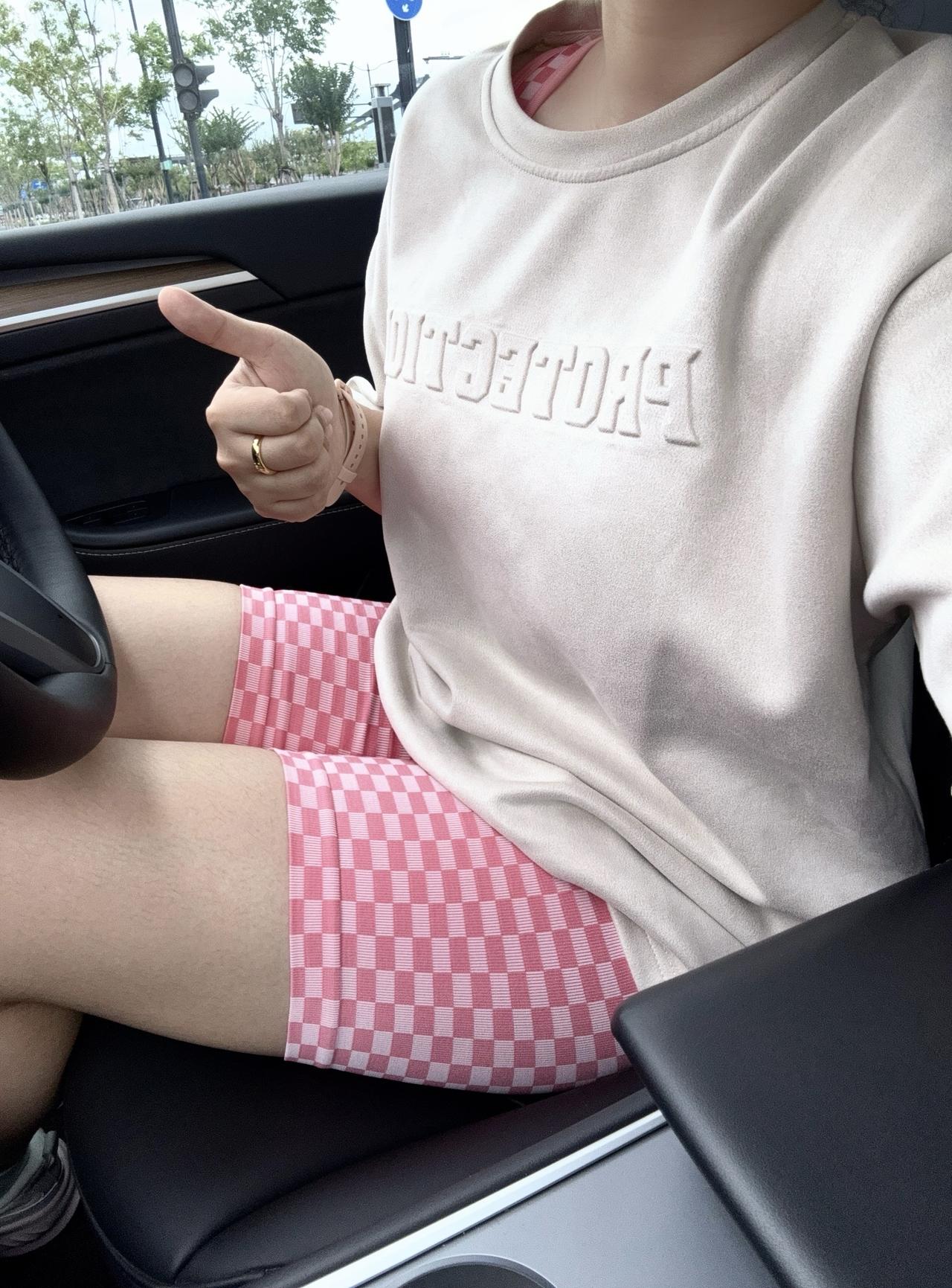 🩰Tesla plog|女孩,你得掌控你的方向盘 我是一个特别喜欢开车的人😆
-
依然记得第一次开车上路的时候
那种刺激、自由、心跳加速的感觉
当时我还未真正明白
学会开车意味着什么
-
但对年轻女孩的人生建议
是你一定要学会开车
-
“you have your car, you have your way”
有这样一句话
是说
当你拥有了你的车
你才能走好你的路
-
这不仅代表一种能力
更代表一种权利和自由
-
30+以后
我逐渐发现
有位风度翩翩的男士为你驾驶 那固然好
但你也得牢牢掌握你自己的“方向盘”
脚踏实地走好每一步人生路
-
这是你可以说走就走的底气
也是你可以实现穿衣自由、行动自由的伙伴
-
你可以不需要常常开车
但是你得会开
-
生命中很多事情也一样
由你自己带来的名望、财富、社会地位
这才能给你带绝佳的稳定和安全感
-
“不必羡慕那偶尔坐在宝马车中的女孩,
因为你已经掌控了人生的方向盘”
-
哈哈,涩话结束,吃饭去咯!
#手握方向盘的女孩 #车内拍照 #定格车内氛围感 #特斯拉 #特斯拉Y #女司机 #健身 #女性成长 @汽车薯 @运动薯 #独立女性 #女性力量 @屿island