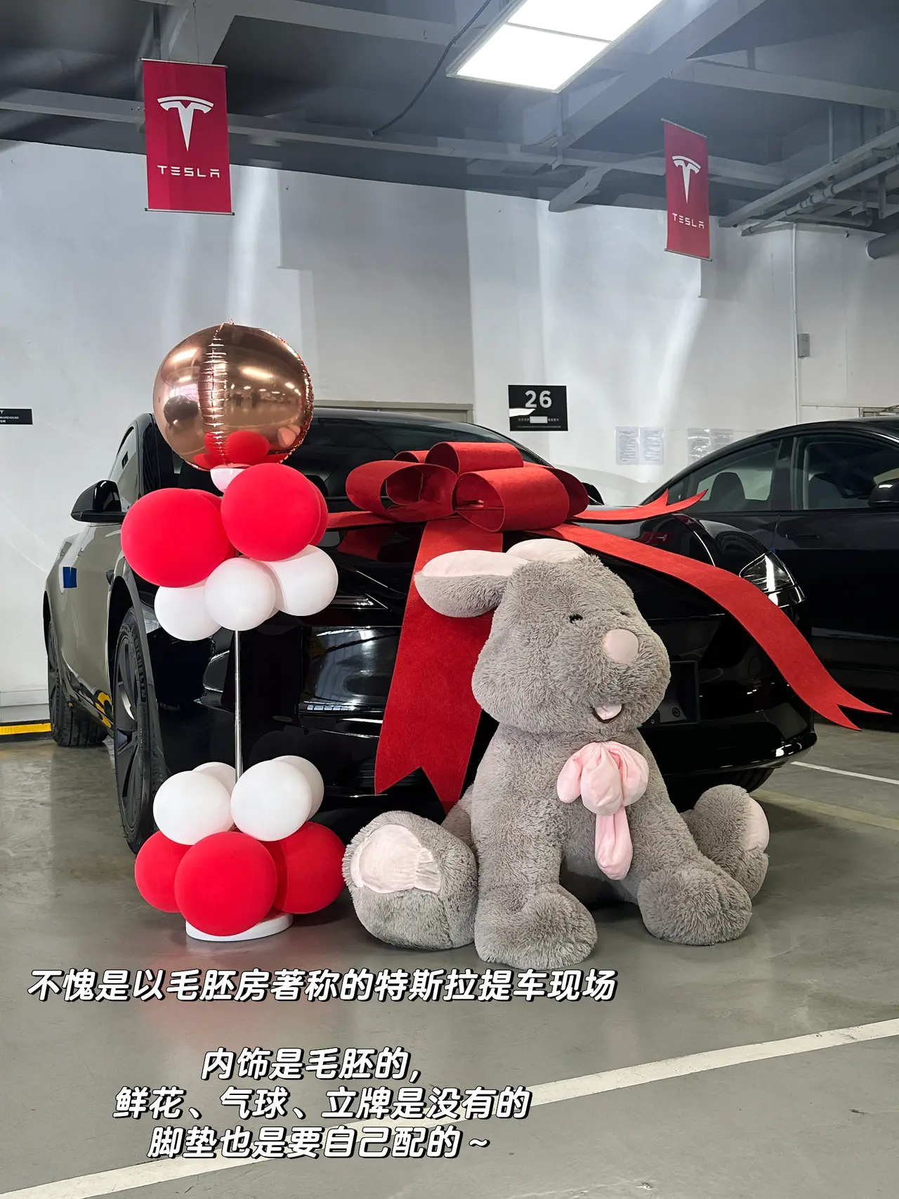 01年大厂女喜提新车|第一次掌握人生方向盘 几个月前付定金的时候,我连驾照都没拿到。
四年前,在我大二暑假时,
因为不想在炎炎夏日练车和在驾校受气,
考试资格都过期了也没把驾照考下来。
当时想着靠打车和公共交通就可以解决日常需求,
结果现在工作去了个坐高铁很不方便,
但开车1h内能串联整个大湾区的城市。
这让我下定决心必须把驾照给马上考了。
原来特别恐惧考驾照和上路的我,
如今居然也开了快上千公里了:
从盘山山路、沿海高速,
到高楼林立的CBD和电鸡成群的城区。
今天下午独自一人坐在车上,握着方向盘,
听着kunkun的新歌《deadman》
在夕阳下两旁都是棕榈树的空无一人的车道上奔驰,
那一刻真的觉得,好自由。
经济独立、会开车——
这两件事第一次让我觉得,
自己是一个真正掌握人生方向的成年人了。
本科那会儿,我的活动范围不会超过家附近几公里。
每天上课、写作业,周末就去商场吃喝玩乐。
至于车?
坐别人的副驾不挺好吗,为什么要自己开?
我当时真的就是这么想的。
直到我学会开车,
我才意识到我的生活半径一下子被扩张了。
我可以决定要去哪里、什么时候出发、哪条路最舒服;
我必须全神贯注地为自己和路上的每一个人负责。
还让我惊讶的是:
自从自己开车才发现——
主驾驶的风景,真的和副驾驶完全不一样。
同一条路,因为视角不同,带来的体验截然不同。
我才意识到,道路景观设计,本就是为主驾驶而设的。
其实人生何尝不是如此。
很多生活和工作的场景,
只有你坐在“主驾驶”位置,
才能拥有真正的视野、节奏与选择权。
工作也是。
三年前,我是一个对未来毫无方向、每天混日子的大学生。
当时身边人都在劝我:“不用那么努力啦,有什么意义呢?”
但我不甘心就这样混下去。
于是我一个人拖着行李去了外地实习,
一边适应陌生的城市节奏,
一边试图在工作中找到属于自己的位置。
虽然那时候没有什么经验,也经历过很多怀疑人生的时刻,
但我始终觉得:比起原地不动,我更害怕的是对生活永远都没有掌控权。
现在再看,那个曾经宁愿错过驾照也不愿晒太阳的我,
如今也能独自开过一千公里、穿过无数路口了。
或许没有谁规定长大是什么样子,
但我知道——
把人生的方向盘牢牢握在自己手里,真的会更爽。
下一篇分享一下特斯拉驾驶体验和推荐的配件~
#人生第一辆车#适合女孩子的车 #特斯拉 #喜提爱车 #手握方向盘的女孩 #我的小车日记 #握紧方向盘的第一天 #人生第一辆车 @是白羊Fifi呀