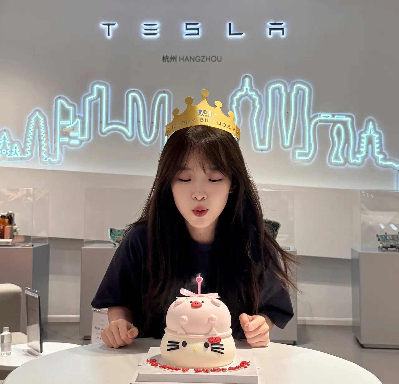 我的特斯拉女孩在发光✨生日快乐🎂 谁能想到!!!
👀 当初那个23年青涩的Intern,如今已经是独当一面的STA了🚀
我们的金沙宝贝(全店年纪最小)用实力上演了一出华丽丽的职场升级打怪记✨
✅ 起点:23年Tesla Intern初入职场,带着好奇与拼劲,在顶尖舞台从零开始学习成长💪
✅ 进阶:成功转正!用努力和实力证明自己不是昙花一现,稳稳扎根!!!
✅ 飞跃:晋升TA!专业能力UP!UP UP!开始承担更重要角色,光芒逐渐绽放✨
✅ 巅峰:再晋升STA!🎉持续突破自我天花板!成长速度简直像开了挂🔥
🌟美貌与能力并存!说的就是她!💃
👩🏻💻 “破茧成蝶”这四个字,就是她这段旅程最完美的诠释!从懵懂到专业,从跟随到引领,每一步都走得坚定又漂亮!👏
她用实际行动证明:努力!真的可以闪闪发光✨
在今天这个特别的日子里🎂只想大声对她说:
宝贝!生日快乐!🎈
愿你在新的一岁:
💫 继续乘风破浪,在热爱的领域持续发光发热!
💫 永远开心快乐!永远保持这份自信与美丽!
💫 所有的努力都被看见,所有的梦想都开花结果!🌺
你是我们的骄傲❤️继续冲鸭!
特斯拉女孩,未来可期!💯🚗⚡️
#特斯拉女孩 #职场女性 #女性力量 #破茧成蝶 #职场晋升 #特斯拉 #生日祝福 #努力变优秀 #美貌与实力并存 #STA #职场干货 #生日快乐 #成长记录 @金沙湖特斯拉中心
