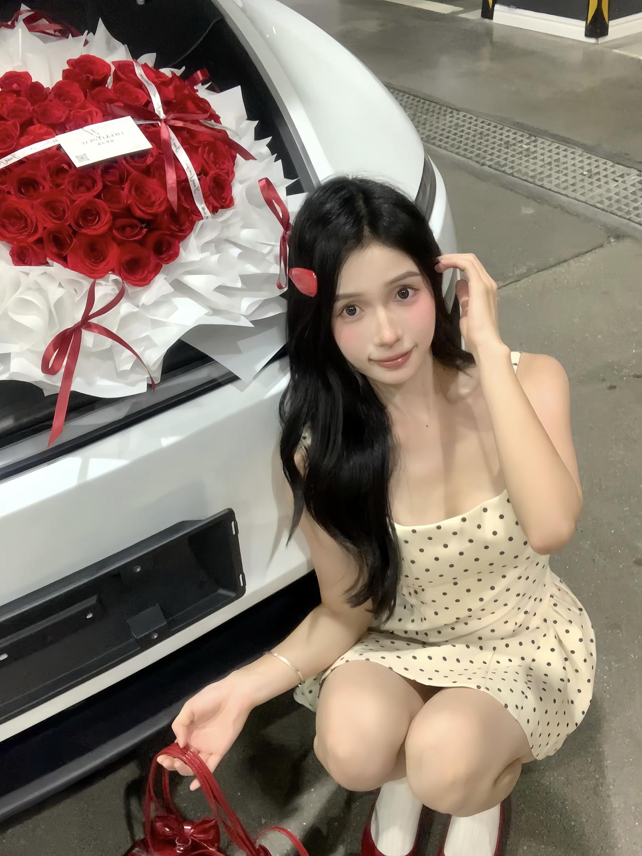 喜提特斯拉大玩具🚗 终于提到心心念念的特斯拉了~
是很喜欢的白色 干净又大气
全程一小时就办完交车了🥳效率很高夸夸
想看看大家的modely的内饰!
#喜提新车 #提车仪式 #特斯拉 #特斯拉Y #modely #拍照姿势 #适合女生开的车 #人生第一辆小车车 @一只甜鲸