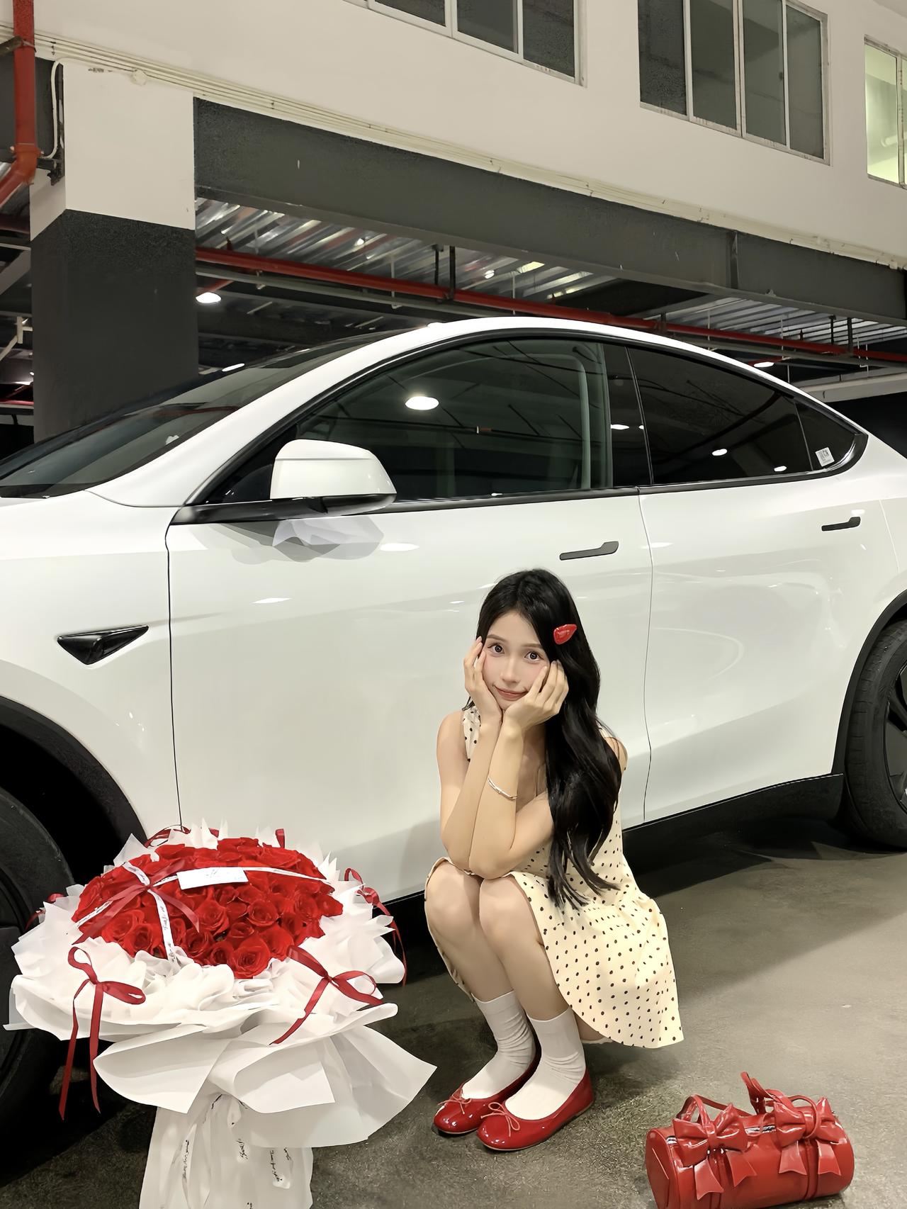 喜提特斯拉大玩具🚗 终于提到心心念念的特斯拉了~
是很喜欢的白色 干净又大气
全程一小时就办完交车了🥳效率很高夸夸
想看看大家的modely的内饰!
#喜提新车 #提车仪式 #特斯拉 #特斯拉Y #modely #拍照姿势 #适合女生开的车 #人生第一辆小车车 @一只甜鲸