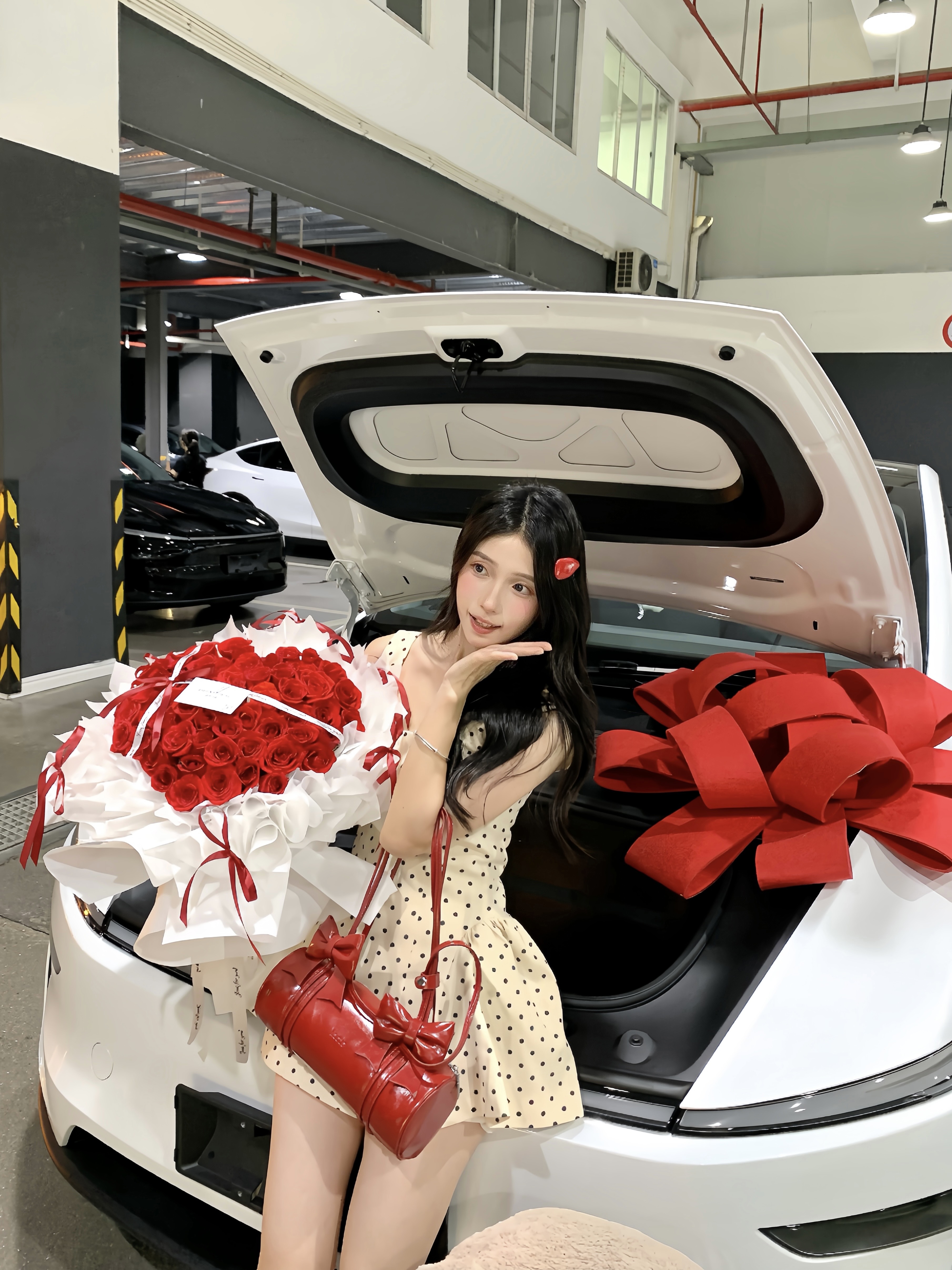 喜提特斯拉大玩具🚗 终于提到心心念念的特斯拉了～
是很喜欢的白色 干净又大气
	
全程一小时就办完交车了🥳效率很高夸夸
想看看大家的modely的内饰！
#喜提新车 #提车仪式 #特斯拉 #特斯拉