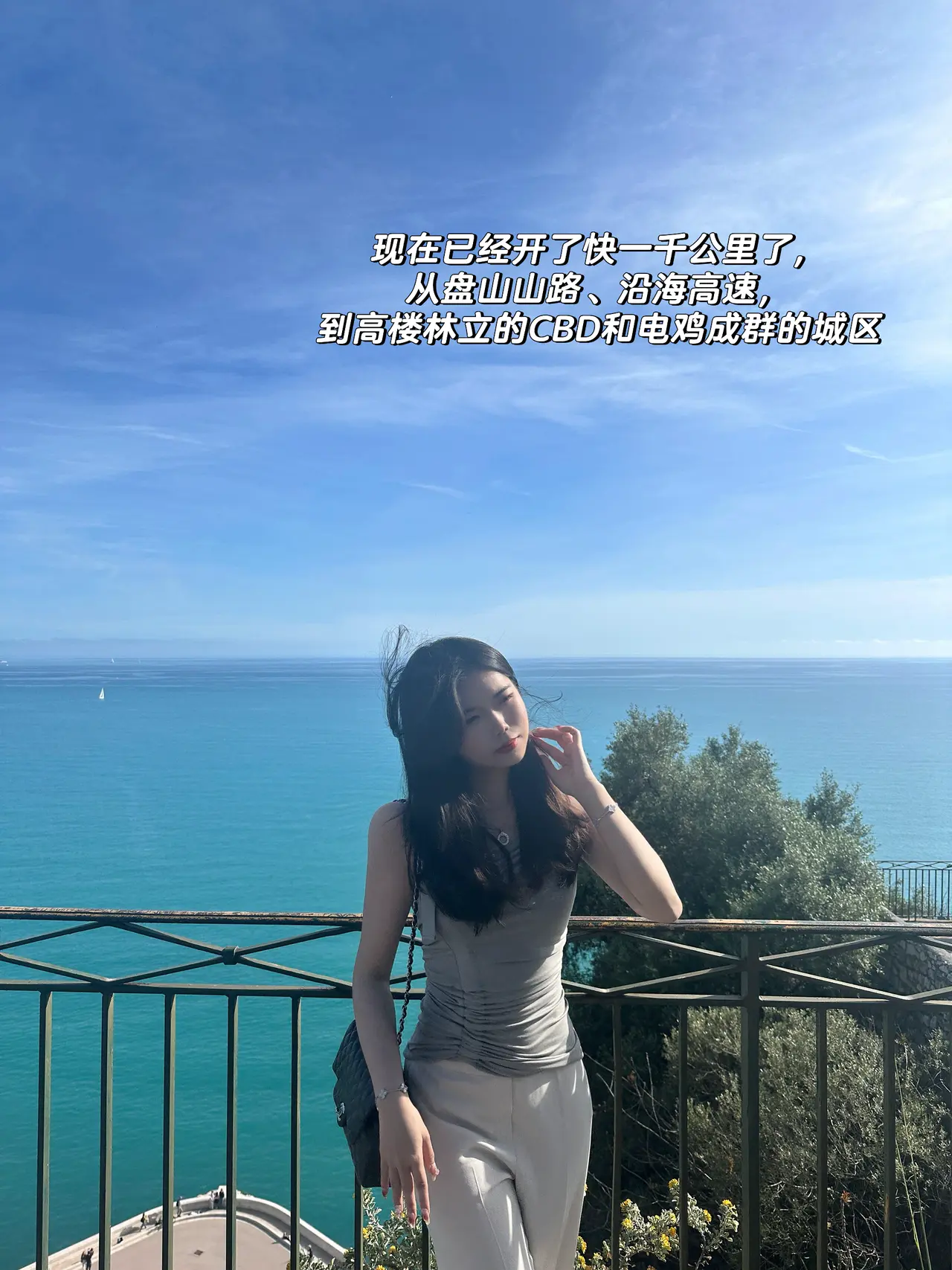 01年大厂女喜提新车|第一次掌握人生方向盘 几个月前付定金的时候,我连驾照都没拿到。
四年前,在我大二暑假时,
因为不想在炎炎夏日练车和在驾校受气,
考试资格都过期了也没把驾照考下来。
当时想着靠打车和公共交通就可以解决日常需求,
结果现在工作去了个坐高铁很不方便,
但开车1h内能串联整个大湾区的城市。
这让我下定决心必须把驾照给马上考了。
原来特别恐惧考驾照和上路的我,
如今居然也开了快上千公里了:
从盘山山路、沿海高速,
到高楼林立的CBD和电鸡成群的城区。
今天下午独自一人坐在车上,握着方向盘,
听着kunkun的新歌《deadman》
在夕阳下两旁都是棕榈树的空无一人的车道上奔驰,
那一刻真的觉得,好自由。
经济独立、会开车——
这两件事第一次让我觉得,
自己是一个真正掌握人生方向的成年人了。
本科那会儿,我的活动范围不会超过家附近几公里。
每天上课、写作业,周末就去商场吃喝玩乐。
至于车?
坐别人的副驾不挺好吗,为什么要自己开?
我当时真的就是这么想的。
直到我学会开车,
我才意识到我的生活半径一下子被扩张了。
我可以决定要去哪里、什么时候出发、哪条路最舒服;
我必须全神贯注地为自己和路上的每一个人负责。
还让我惊讶的是:
自从自己开车才发现——
主驾驶的风景,真的和副驾驶完全不一样。
同一条路,因为视角不同,带来的体验截然不同。
我才意识到,道路景观设计,本就是为主驾驶而设的。
其实人生何尝不是如此。
很多生活和工作的场景,
只有你坐在“主驾驶”位置,
才能拥有真正的视野、节奏与选择权。
工作也是。
三年前,我是一个对未来毫无方向、每天混日子的大学生。
当时身边人都在劝我:“不用那么努力啦,有什么意义呢?”
但我不甘心就这样混下去。
于是我一个人拖着行李去了外地实习,
一边适应陌生的城市节奏,
一边试图在工作中找到属于自己的位置。
虽然那时候没有什么经验,也经历过很多怀疑人生的时刻,
但我始终觉得:比起原地不动,我更害怕的是对生活永远都没有掌控权。
现在再看,那个曾经宁愿错过驾照也不愿晒太阳的我,
如今也能独自开过一千公里、穿过无数路口了。
或许没有谁规定长大是什么样子,
但我知道——
把人生的方向盘牢牢握在自己手里,真的会更爽。
下一篇分享一下特斯拉驾驶体验和推荐的配件~
#人生第一辆车#适合女孩子的车 #特斯拉 #喜提爱车 #手握方向盘的女孩 #我的小车日记 #握紧方向盘的第一天 #人生第一辆车 @是白羊Fifi呀