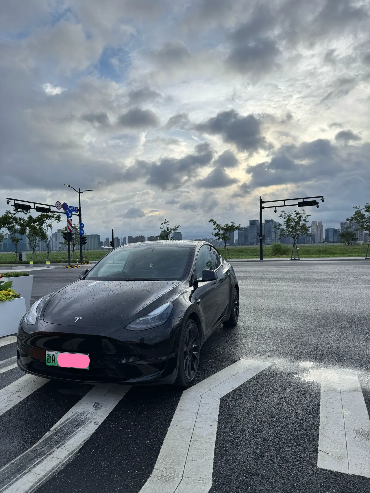 🩰Tesla plog|女孩,你得掌控你的方向盘 我是一个特别喜欢开车的人😆
-
依然记得第一次开车上路的时候
那种刺激、自由、心跳加速的感觉
当时我还未真正明白
学会开车意味着什么
-
但对年轻女孩的人生建议
是你一定要学会开车
-
“you have your car, you have your way”
有这样一句话
是说
当你拥有了你的车
你才能走好你的路
-
这不仅代表一种能力
更代表一种权利和自由
-
30+以后
我逐渐发现
有位风度翩翩的男士为你驾驶 那固然好
但你也得牢牢掌握你自己的“方向盘”
脚踏实地走好每一步人生路
-
这是你可以说走就走的底气
也是你可以实现穿衣自由、行动自由的伙伴
-
你可以不需要常常开车
但是你得会开
-
生命中很多事情也一样
由你自己带来的名望、财富、社会地位
这才能给你带绝佳的稳定和安全感
-
“不必羡慕那偶尔坐在宝马车中的女孩,
因为你已经掌控了人生的方向盘”
-
哈哈,涩话结束,吃饭去咯!
#手握方向盘的女孩 #车内拍照 #定格车内氛围感 #特斯拉 #特斯拉Y #女司机 #健身 #女性成长 @汽车薯 @运动薯 #独立女性 #女性力量 @屿island