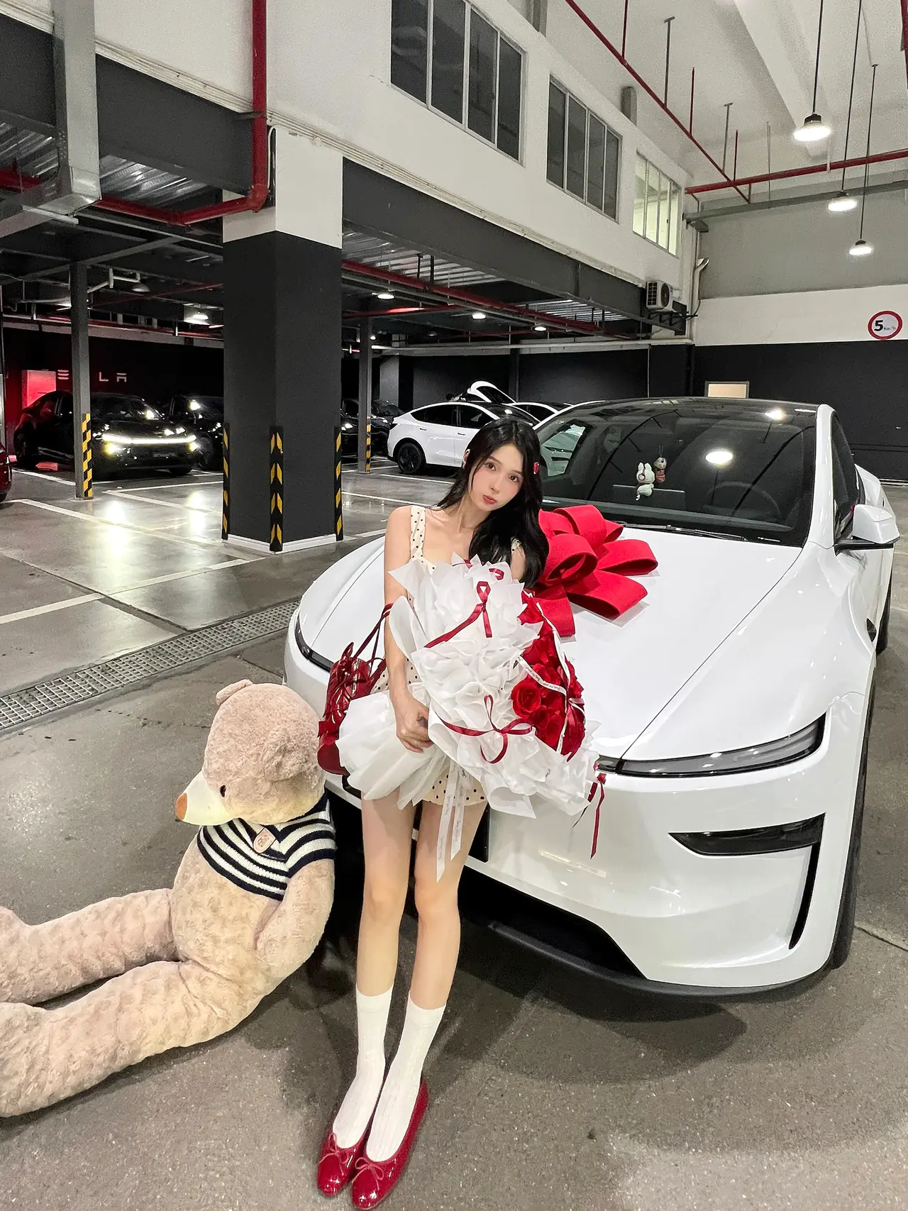 喜提特斯拉大玩具🚗 终于提到心心念念的特斯拉了~
是很喜欢的白色 干净又大气
全程一小时就办完交车了🥳效率很高夸夸
想看看大家的modely的内饰!
#喜提新车 #提车仪式 #特斯拉 #特斯拉Y #modely #拍照姿势 #适合女生开的车 #人生第一辆小车车 @一只甜鲸
