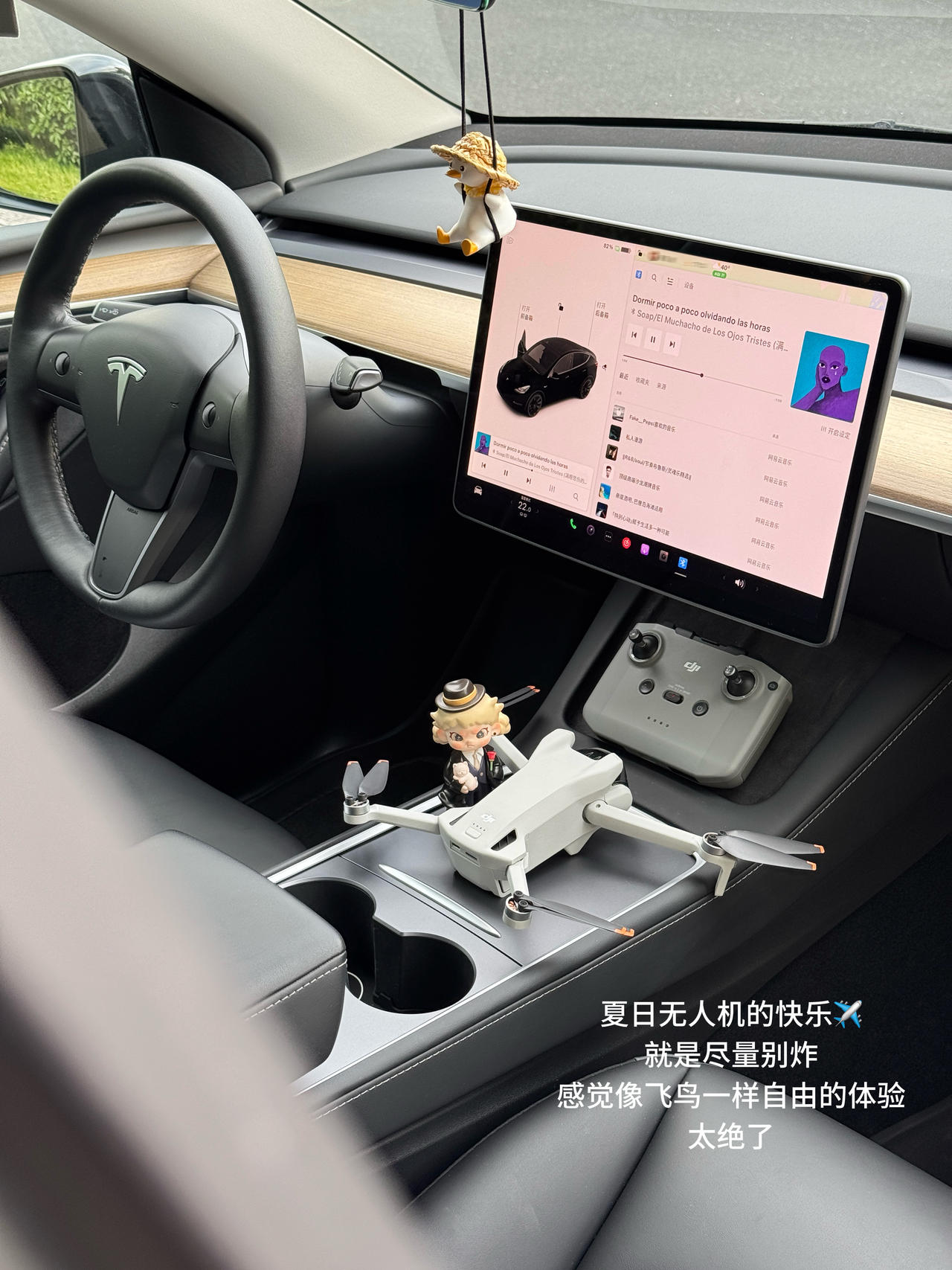 🩰Tesla plog|女孩,你得掌控你的方向盘 我是一个特别喜欢开车的人😆
-
依然记得第一次开车上路的时候
那种刺激、自由、心跳加速的感觉
当时我还未真正明白
学会开车意味着什么
-
但对年轻女孩的人生建议
是你一定要学会开车
-
“you have your car, you have your way”
有这样一句话
是说
当你拥有了你的车
你才能走好你的路
-
这不仅代表一种能力
更代表一种权利和自由
-
30+以后
我逐渐发现
有位风度翩翩的男士为你驾驶 那固然好
但你也得牢牢掌握你自己的“方向盘”
脚踏实地走好每一步人生路
-
这是你可以说走就走的底气
也是你可以实现穿衣自由、行动自由的伙伴
-
你可以不需要常常开车
但是你得会开
-
生命中很多事情也一样
由你自己带来的名望、财富、社会地位
这才能给你带绝佳的稳定和安全感
-
“不必羡慕那偶尔坐在宝马车中的女孩,
因为你已经掌控了人生的方向盘”
-
哈哈,涩话结束,吃饭去咯!
#手握方向盘的女孩 #车内拍照 #定格车内氛围感 #特斯拉 #特斯拉Y #女司机 #健身 #女性成长 @汽车薯 @运动薯 #独立女性 #女性力量 @屿island