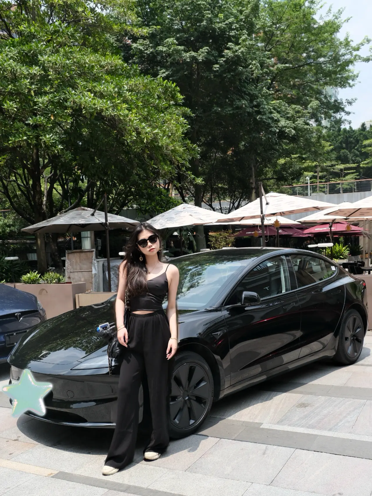 01年大厂女喜提新车|第一次掌握人生方向盘 几个月前付定金的时候,我连驾照都没拿到。
四年前,在我大二暑假时,
因为不想在炎炎夏日练车和在驾校受气,
考试资格都过期了也没把驾照考下来。
当时想着靠打车和公共交通就可以解决日常需求,
结果现在工作去了个坐高铁很不方便,
但开车1h内能串联整个大湾区的城市。
这让我下定决心必须把驾照给马上考了。
原来特别恐惧考驾照和上路的我,
如今居然也开了快上千公里了:
从盘山山路、沿海高速,
到高楼林立的CBD和电鸡成群的城区。
今天下午独自一人坐在车上,握着方向盘,
听着kunkun的新歌《deadman》
在夕阳下两旁都是棕榈树的空无一人的车道上奔驰,
那一刻真的觉得,好自由。
经济独立、会开车——
这两件事第一次让我觉得,
自己是一个真正掌握人生方向的成年人了。
本科那会儿,我的活动范围不会超过家附近几公里。
每天上课、写作业,周末就去商场吃喝玩乐。
至于车?
坐别人的副驾不挺好吗,为什么要自己开?
我当时真的就是这么想的。
直到我学会开车,
我才意识到我的生活半径一下子被扩张了。
我可以决定要去哪里、什么时候出发、哪条路最舒服;
我必须全神贯注地为自己和路上的每一个人负责。
还让我惊讶的是:
自从自己开车才发现——
主驾驶的风景,真的和副驾驶完全不一样。
同一条路,因为视角不同,带来的体验截然不同。
我才意识到,道路景观设计,本就是为主驾驶而设的。
其实人生何尝不是如此。
很多生活和工作的场景,
只有你坐在“主驾驶”位置,
才能拥有真正的视野、节奏与选择权。
工作也是。
三年前,我是一个对未来毫无方向、每天混日子的大学生。
当时身边人都在劝我:“不用那么努力啦,有什么意义呢?”
但我不甘心就这样混下去。
于是我一个人拖着行李去了外地实习,
一边适应陌生的城市节奏,
一边试图在工作中找到属于自己的位置。
虽然那时候没有什么经验,也经历过很多怀疑人生的时刻,
但我始终觉得:比起原地不动,我更害怕的是对生活永远都没有掌控权。
现在再看,那个曾经宁愿错过驾照也不愿晒太阳的我,
如今也能独自开过一千公里、穿过无数路口了。
或许没有谁规定长大是什么样子,
但我知道——
把人生的方向盘牢牢握在自己手里,真的会更爽。
下一篇分享一下特斯拉驾驶体验和推荐的配件~
#人生第一辆车#适合女孩子的车 #特斯拉 #喜提爱车 #手握方向盘的女孩 #我的小车日记 #握紧方向盘的第一天 #人生第一辆车 @是白羊Fifi呀