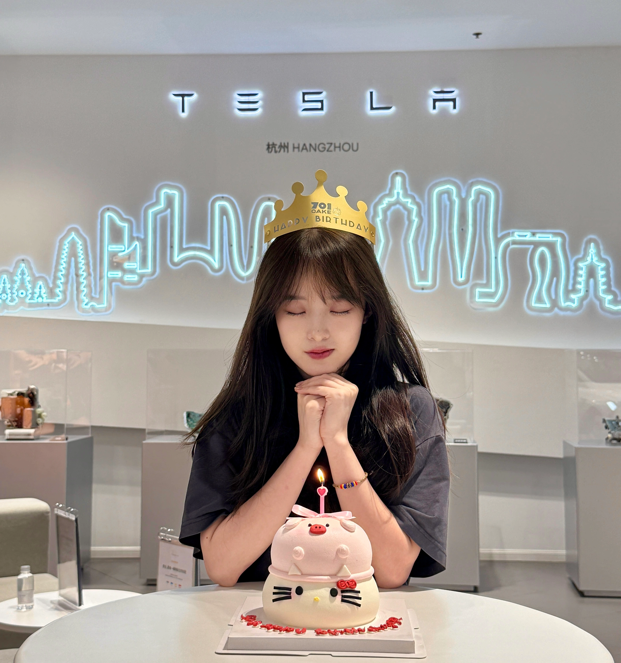 我的特斯拉女孩在发光✨生日快乐🎂 谁能想到！！！
👀 当初那个23年青涩的Intern，如今已经是独当一面的STA了🚀
我们的金沙宝贝（全店年纪最小）用实力上演了一出华丽丽的职场升级打怪记✨
	