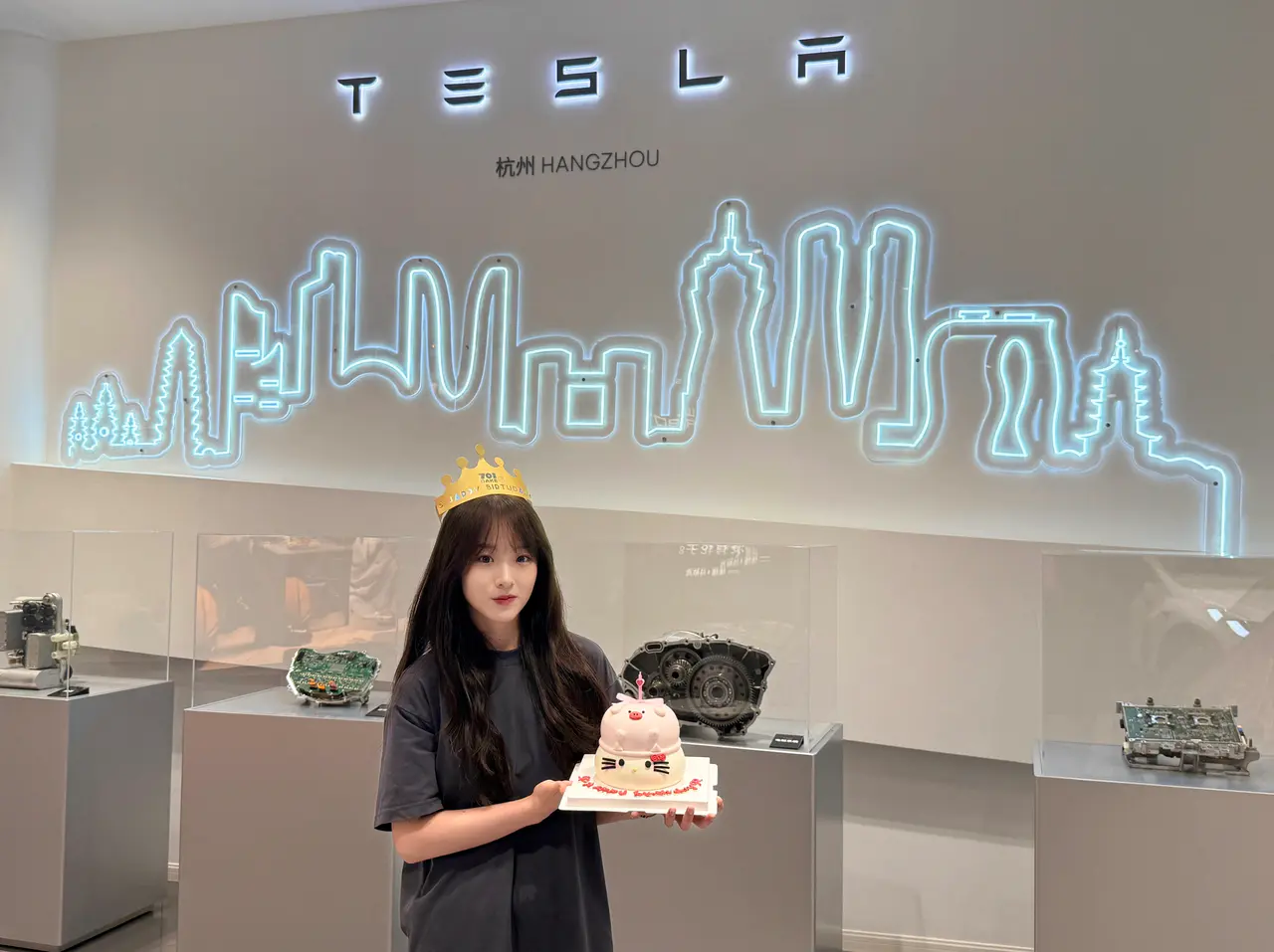 我的特斯拉女孩在发光✨生日快乐🎂 谁能想到!!!
👀 当初那个23年青涩的Intern,如今已经是独当一面的STA了🚀
我们的金沙宝贝(全店年纪最小)用实力上演了一出华丽丽的职场升级打怪记✨
✅ 起点:23年Tesla Intern初入职场,带着好奇与拼劲,在顶尖舞台从零开始学习成长💪
✅ 进阶:成功转正!用努力和实力证明自己不是昙花一现,稳稳扎根!!!
✅ 飞跃:晋升TA!专业能力UP!UP UP!开始承担更重要角色,光芒逐渐绽放✨
✅ 巅峰:再晋升STA!🎉持续突破自我天花板!成长速度简直像开了挂🔥
🌟美貌与能力并存!说的就是她!💃
👩🏻💻 “破茧成蝶”这四个字,就是她这段旅程最完美的诠释!从懵懂到专业,从跟随到引领,每一步都走得坚定又漂亮!👏
她用实际行动证明:努力!真的可以闪闪发光✨
在今天这个特别的日子里🎂只想大声对她说:
宝贝!生日快乐!🎈
愿你在新的一岁:
💫 继续乘风破浪,在热爱的领域持续发光发热!
💫 永远开心快乐!永远保持这份自信与美丽!
💫 所有的努力都被看见,所有的梦想都开花结果!🌺
你是我们的骄傲❤️继续冲鸭!
特斯拉女孩,未来可期!💯🚗⚡️
#特斯拉女孩 #职场女性 #女性力量 #破茧成蝶 #职场晋升 #特斯拉 #生日祝福 #努力变优秀 #美貌与实力并存 #STA #职场干货 #生日快乐 #成长记录 @金沙湖特斯拉中心
