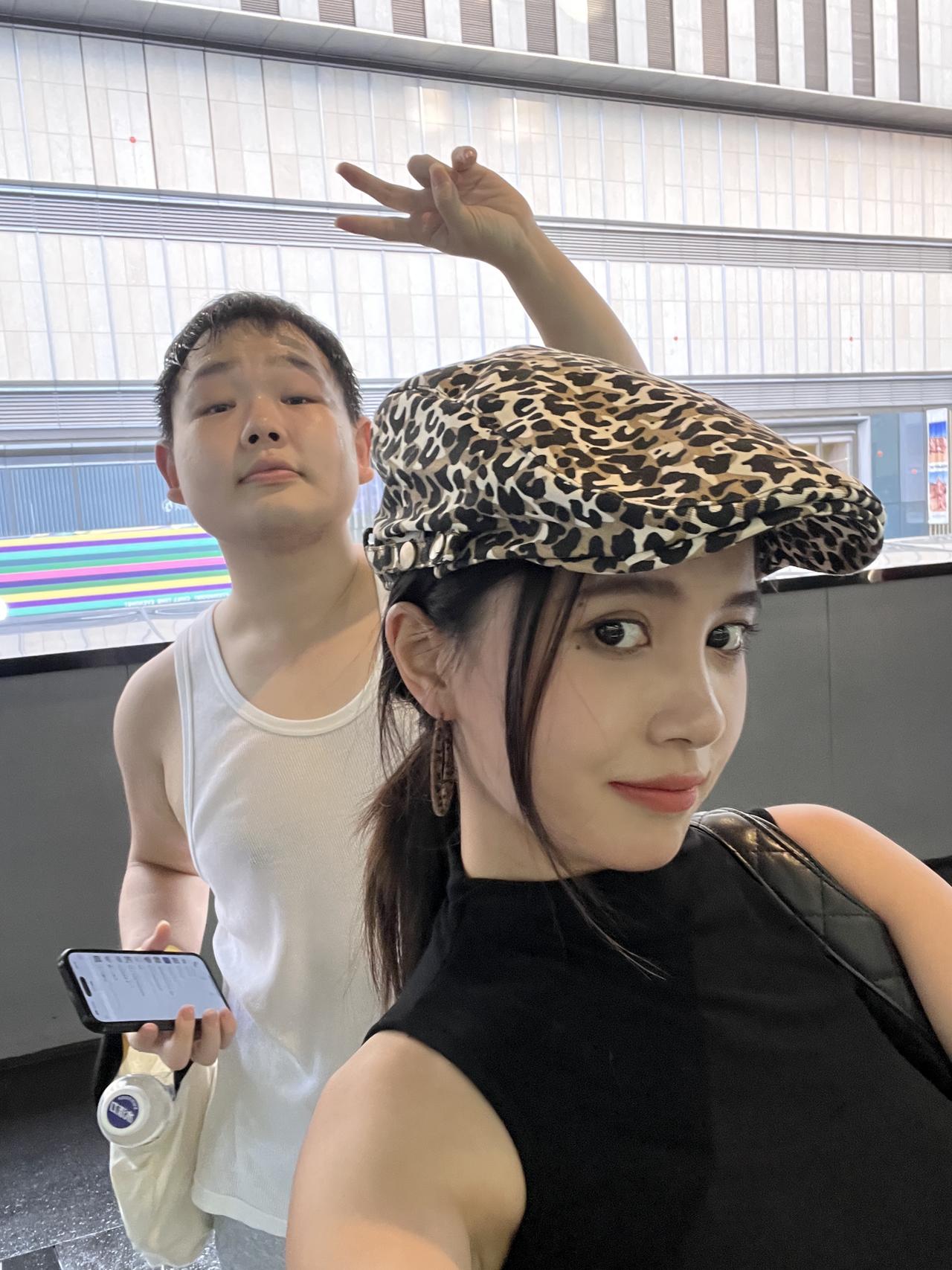 朋友问“开特斯拉的女生都很酷吗?” 酷当然酷 但也可以很温柔~
提特斯拉已经一年了 没出过险
我还是很喜欢有怀挡的感觉(毕竟我很喜欢做长💅
在武汉开车必须路判要快准狠 再有特斯拉的加持
真的开起车来真无敌了
武汉经常节假日封路 结果走到乡村桥墩。。
不过我对我的🚗太了解了 大概目视了下调整后就开过去
没下车 全程不到十几秒 后面的车直接看傻了
其实女司机开车不差 只是对这个敏不敏感
ps:特斯拉拍饮料🥤真的太美了!!
#modely #model3
#开车当然要记录 #手握方向盘的女孩
#车内拍照 #我的生活碎片 @帕帕小公主