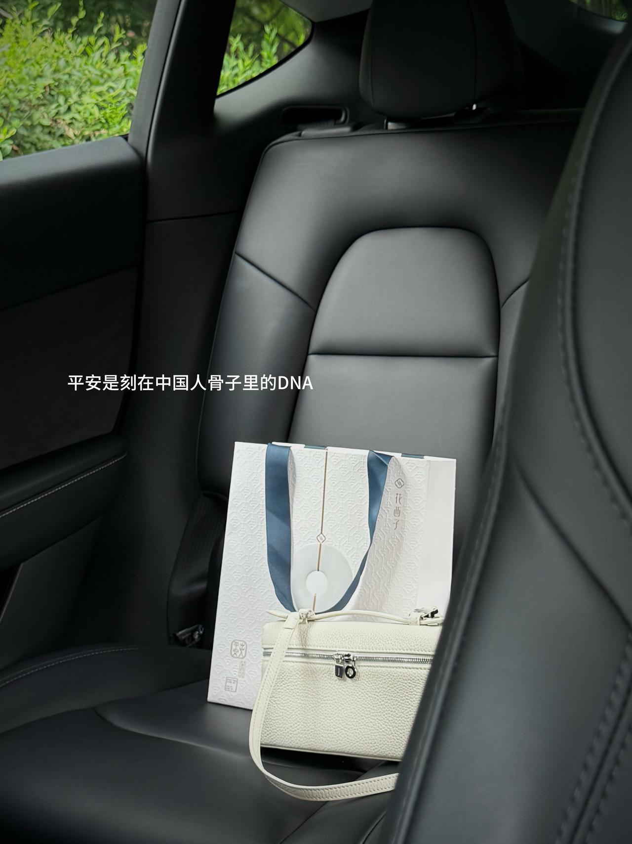 30+女车主爱用车载|香气和平安寓意赢麻了 30+,刻在中国人骨子的喜爱开始觉醒💕
一代人有一代人的平安符🚗
作为买了十几款车载香薰的女车主,
我宣布:花西子平安扣车载香氛荣登年度坠佳👏
😭之前买的那个还没稀罕够就被闺蜜薅走了!
最后还是没忍住又回购了一个!
银色圆润的平安扣温润如玉,一整个高级耐看,
背面的“吉”字雕花细节超精致✨
忍不住感叹:花西子真的把中式美学玩明白了!
可夹可挂随意切换,拆下来挂包上就是国风配饰~
“外圆见天地,内圆佑人和,出入护平安”,
精致的礼盒送朋友送长辈都不要太合适🎁
平安是刻在中国人骨子里的DNA,
美好的寓意总是让人安心又踏实。
【霜落】是木质脑袋一闻就爱上的味道,
🍊清新柑橘+🪵温暖木质的融合,超适合夏天。
一上车整个人都在好闻的香气中放松下来。
每天开车都幸福感爆棚🥰
#30岁 #车内日常 #翻包记 #汽车博主 #特斯拉 #modely #女生副驾 #中式血脉觉醒 #一人一件车载好物 #平安扣 #出入平安 #花西子平安扣车载香氛 #花西子 #车载香薰 #特斯拉车载香薰 #礼物推荐 #好物分享 #新中式穿搭 #ootd #女生车里有什么 #开车必备好物 #高颜值车载好物 #提车礼物 @歪歪在成长
