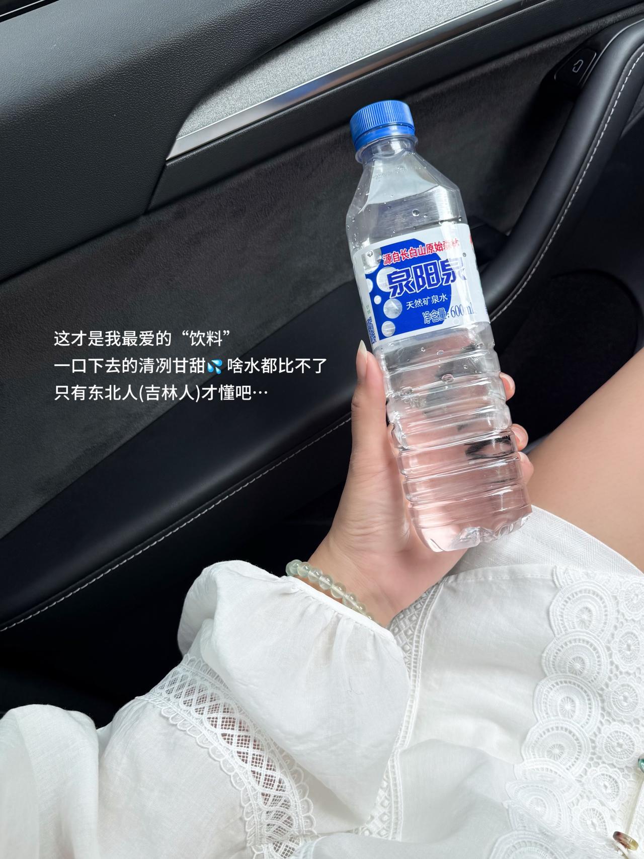 30+女车主爱用车载|香气和平安寓意赢麻了 30+,刻在中国人骨子的喜爱开始觉醒💕
一代人有一代人的平安符🚗
作为买了十几款车载香薰的女车主,
我宣布:花西子平安扣车载香氛荣登年度坠佳👏
😭之前买的那个还没稀罕够就被闺蜜薅走了!
最后还是没忍住又回购了一个!
银色圆润的平安扣温润如玉,一整个高级耐看,
背面的“吉”字雕花细节超精致✨
忍不住感叹:花西子真的把中式美学玩明白了!
可夹可挂随意切换,拆下来挂包上就是国风配饰~
“外圆见天地,内圆佑人和,出入护平安”,
精致的礼盒送朋友送长辈都不要太合适🎁
平安是刻在中国人骨子里的DNA,
美好的寓意总是让人安心又踏实。
【霜落】是木质脑袋一闻就爱上的味道,
🍊清新柑橘+🪵温暖木质的融合,超适合夏天。
一上车整个人都在好闻的香气中放松下来。
每天开车都幸福感爆棚🥰
#30岁 #车内日常 #翻包记 #汽车博主 #特斯拉 #modely #女生副驾 #中式血脉觉醒 #一人一件车载好物 #平安扣 #出入平安 #花西子平安扣车载香氛 #花西子 #车载香薰 #特斯拉车载香薰 #礼物推荐 #好物分享 #新中式穿搭 #ootd #女生车里有什么 #开车必备好物 #高颜值车载好物 #提车礼物 @歪歪在成长