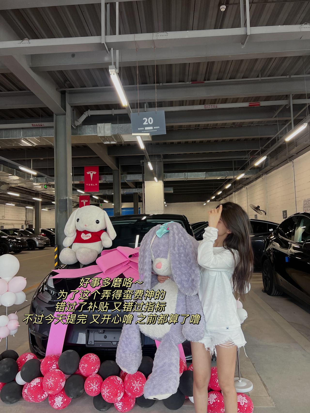 朋友问“开特斯拉的女生都很酷吗?” 酷当然酷 但也可以很温柔~
提特斯拉已经一年了 没出过险
我还是很喜欢有怀挡的感觉(毕竟我很喜欢做长💅
在武汉开车必须路判要快准狠 再有特斯拉的加持
真的开起车来真无敌了
武汉经常节假日封路 结果走到乡村桥墩。。
不过我对我的🚗太了解了 大概目视了下调整后就开过去
没下车 全程不到十几秒 后面的车直接看傻了
其实女司机开车不差 只是对这个敏不敏感
ps:特斯拉拍饮料🥤真的太美了!!
#modely #model3
#开车当然要记录 #手握方向盘的女孩
#车内拍照 #我的生活碎片 @帕帕小公主
