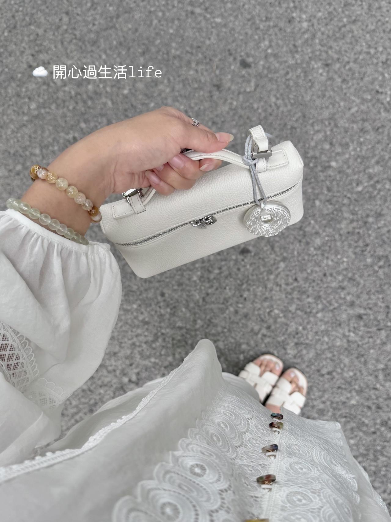 30+女车主爱用车载|香气和平安寓意赢麻了 30+,刻在中国人骨子的喜爱开始觉醒💕
一代人有一代人的平安符🚗
作为买了十几款车载香薰的女车主,
我宣布:花西子平安扣车载香氛荣登年度坠佳👏
😭之前买的那个还没稀罕够就被闺蜜薅走了!
最后还是没忍住又回购了一个!
银色圆润的平安扣温润如玉,一整个高级耐看,
背面的“吉”字雕花细节超精致✨
忍不住感叹:花西子真的把中式美学玩明白了!
可夹可挂随意切换,拆下来挂包上就是国风配饰~
“外圆见天地,内圆佑人和,出入护平安”,
精致的礼盒送朋友送长辈都不要太合适🎁
平安是刻在中国人骨子里的DNA,
美好的寓意总是让人安心又踏实。
【霜落】是木质脑袋一闻就爱上的味道,
🍊清新柑橘+🪵温暖木质的融合,超适合夏天。
一上车整个人都在好闻的香气中放松下来。
每天开车都幸福感爆棚🥰
#30岁 #车内日常 #翻包记 #汽车博主 #特斯拉 #modely #女生副驾 #中式血脉觉醒 #一人一件车载好物 #平安扣 #出入平安 #花西子平安扣车载香氛 #花西子 #车载香薰 #特斯拉车载香薰 #礼物推荐 #好物分享 #新中式穿搭 #ootd #女生车里有什么 #开车必备好物 #高颜值车载好物 #提车礼物 @歪歪在成长