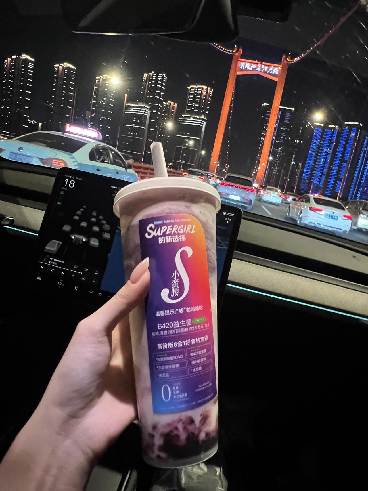 朋友问“开特斯拉的女生都很酷吗?” 酷当然酷 但也可以很温柔~
提特斯拉已经一年了 没出过险
我还是很喜欢有怀挡的感觉(毕竟我很喜欢做长💅
在武汉开车必须路判要快准狠 再有特斯拉的加持
真的开起车来真无敌了
武汉经常节假日封路 结果走到乡村桥墩。。
不过我对我的🚗太了解了 大概目视了下调整后就开过去
没下车 全程不到十几秒 后面的车直接看傻了
其实女司机开车不差 只是对这个敏不敏感
ps:特斯拉拍饮料🥤真的太美了!!
#modely #model3
#开车当然要记录 #手握方向盘的女孩
#车内拍照 #我的生活碎片 @帕帕小公主