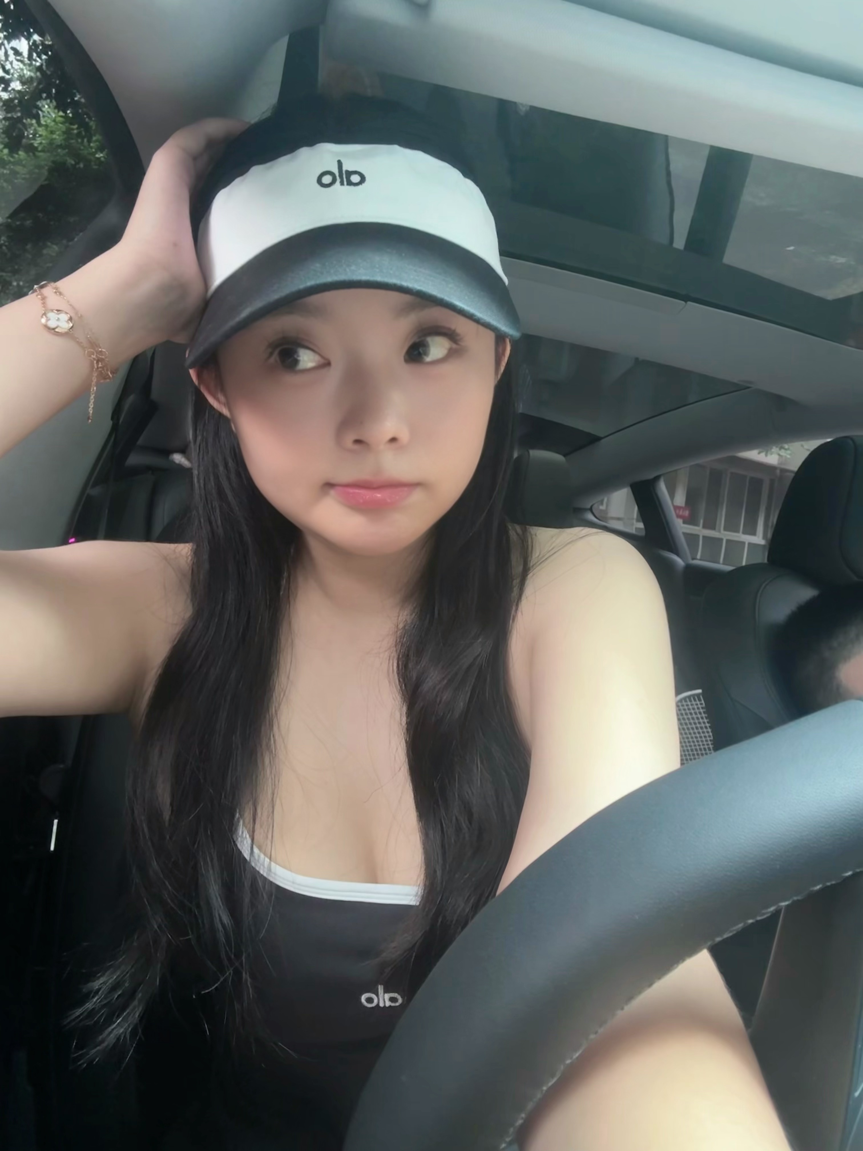 女司机开Model 3一年，能花多少钱？ 一个新手女司机🎏
开毛豆3一年要支出多少钱？
今天就来细算一波～
	
开电车主要就3个方面的大支出
充电、保险、保养（换件）👇
	
开了一年，总里程显示13692KM
总能耗为2248kWh⚡
家充和外充费用有区别，单价在0.5-1.8元这个区间
我是家充次数比较多，平均差不多就是1元💰
一年下来的充电费用就在2248元左右
	
买车第一年因为有门店的补贴
保险在6000元左右💰
各个地区也有所区别，仅供参考👇🏻
	
这个月家里表哥也提了一台，参加了国补
235500-20000-5000-8000=202500
还免费选了白色车漆叠加了五年免[零R]西
	
特斯拉几乎不需要像油车那样的定期保养🦾
什么坏了就换件即可💰
我第一年换了个空调滤芯300元，别的什么都没动
	
一年的总费用大概就是充电2248+保险5500+滤芯300=8048元✨
一天22块钱，这就是女司机一年的养车费用啦
你们觉得贵还是便宜❓
大家开一年车都要用多少钱❓
	
#当女生有了车 #换车的尽头是电车 #特斯拉 #新能源汽车 #开了电车就回不去了 #高颜值汽车 #值得入手的车 #汽车性能 #种草此Car #我的智系车 @TESLA 李嘉嘉