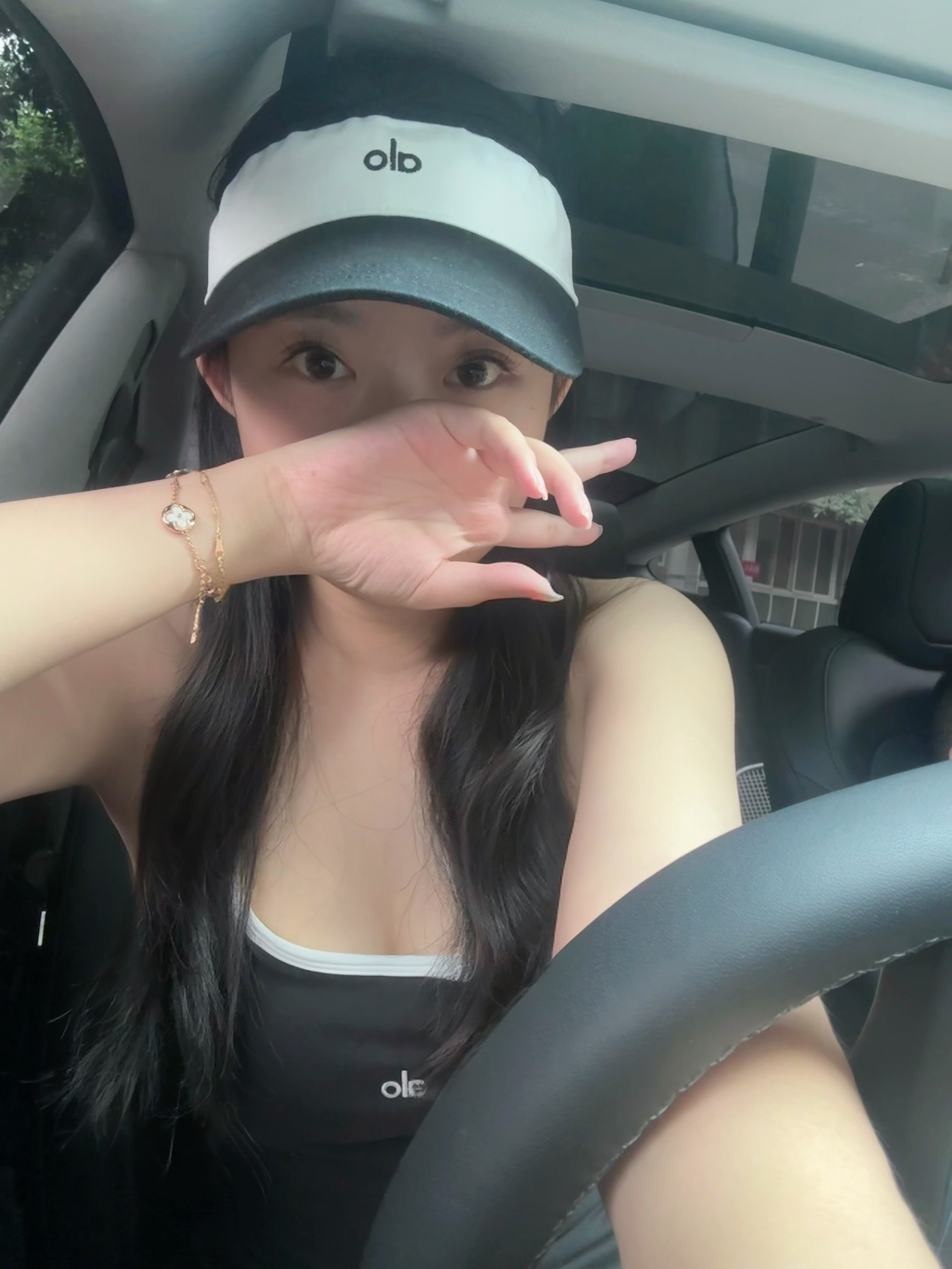 女司机开Model 3一年，能花多少钱？ 一个新手女司机🎏
开毛豆3一年要支出多少钱？
今天就来细算一波～
	
开电车主要就3个方面的大支出
充电、保险、保养（换件）👇
	
开了一年，总里程显示13692KM
总能耗为2248kWh⚡
家充和外充费用有区别，单价在0.5-1.8元这个区间
我是家充次数比较多，平均差不多就是1元💰
一年下来的充电费用就在2248元左右
	
买车第一年因为有门店的补贴
保险在6000元左右💰
各个地区也有所区别，仅供参考👇🏻
	
这个月家里表哥也提了一台，参加了国补
235500-20000-5000-8000=202500
还免费选了白色车漆叠加了五年免[零R]西
	
特斯拉几乎不需要像油车那样的定期保养🦾
什么坏了就换件即可💰
我第一年换了个空调滤芯300元，别的什么都没动
	
一年的总费用大概就是充电2248+保险5500+滤芯300=8048元✨
一天22块钱，这就是女司机一年的养车费用啦
你们觉得贵还是便宜❓
大家开一年车都要用多少钱❓
	
#当女生有了车 #换车的尽头是电车 #特斯拉 #新能源汽车 #开了电车就回不去了 #高颜值汽车 #值得入手的车 #汽车性能 #种草此Car #我的智系车 @TESLA 李嘉嘉