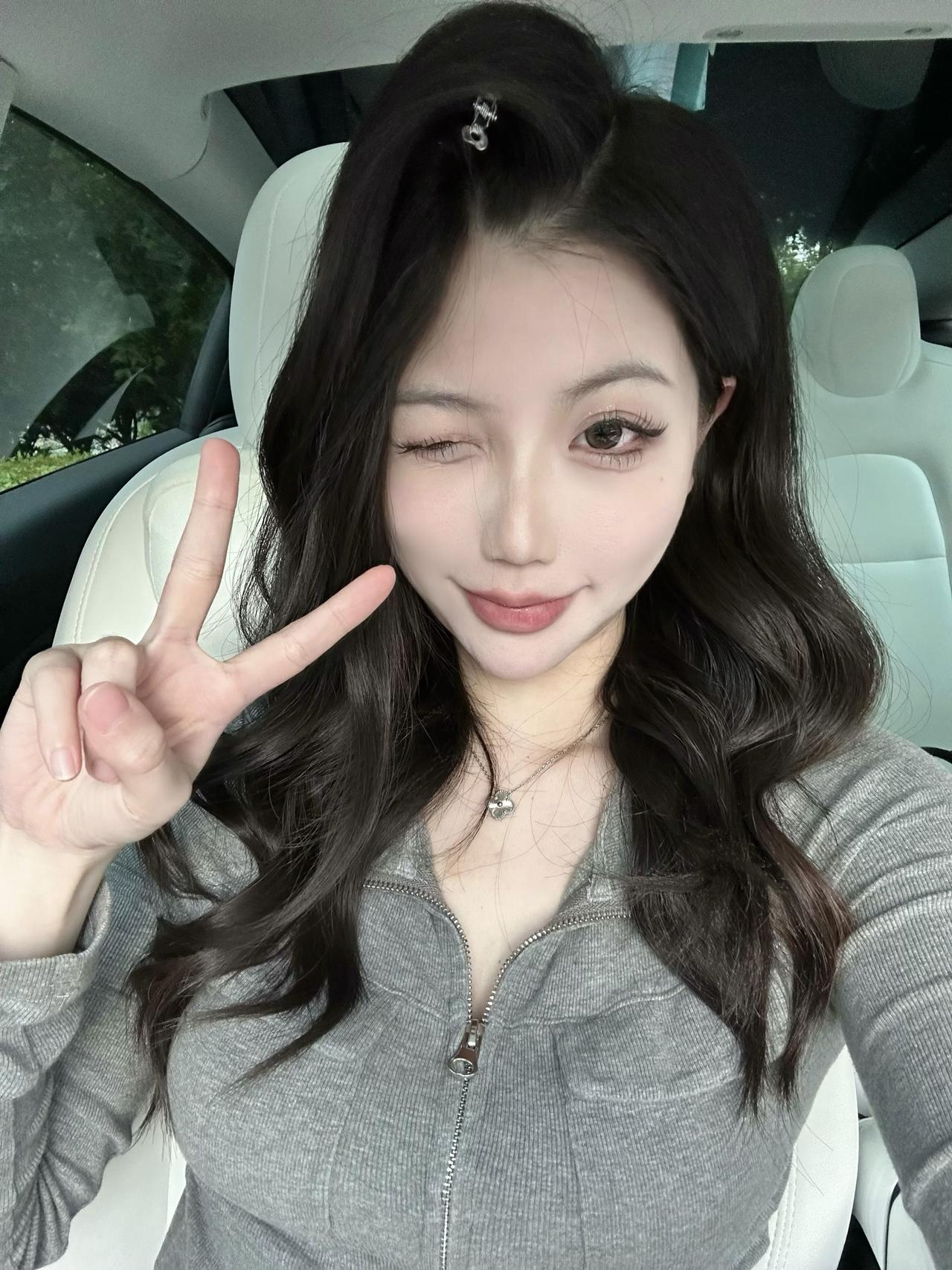 27岁|自己手握方向盘 人生才真正踩下电门 ◾️提车不知不觉过去三年了,
这三年,我把特斯拉开成了我的“成长加速器”
三年前,我握着新车钥匙手心冒汗;
三年后,我和它闯过高原、淋过大雨、载过梦想,原来所谓成长,就是敢把方向牢牢抓在自己手里。
◾️当我第一次独自开它上高速,手脚冰凉,反复确认AP按钮
——它教会我:敢于信任科技,也是信任自己的判断
当它被吐槽“单踏板反人类”,我咬牙练到肌肉记忆,如今人车一体游走胡同,每天踩着电门快速倒车入库
——它教会我:跳出舒适区的技能,终会成为你的铠甲
◾️27岁才敢承认:
这三年‘零出险’记录,才是我的隐形成年礼
24岁新手期战战兢兢,窄路观望了十几分钟不敢变道
25岁第一次独自开长途,全程暴雨服务区充电时害怕到落泪
26岁在早高峰高架上淡定处理加塞,甚至能分心听财经新闻
车技进阶的本质,是学会对风险负责——
对道路负责,也对27岁更清醒的自己负责。
◾️车是工具,也是宣言:
只有自己手握方向盘,人生才真正踩下电门。
女性值得掌控感,而非被定义的安全感。
#特斯拉女孩 #女性成长 #特斯拉model3 #女车主日记 #掌控自己的人生 #车内自拍 #电车真香#换车的尽头是电车 #白色内饰 #手握方向盘的女孩 @萱萱咪