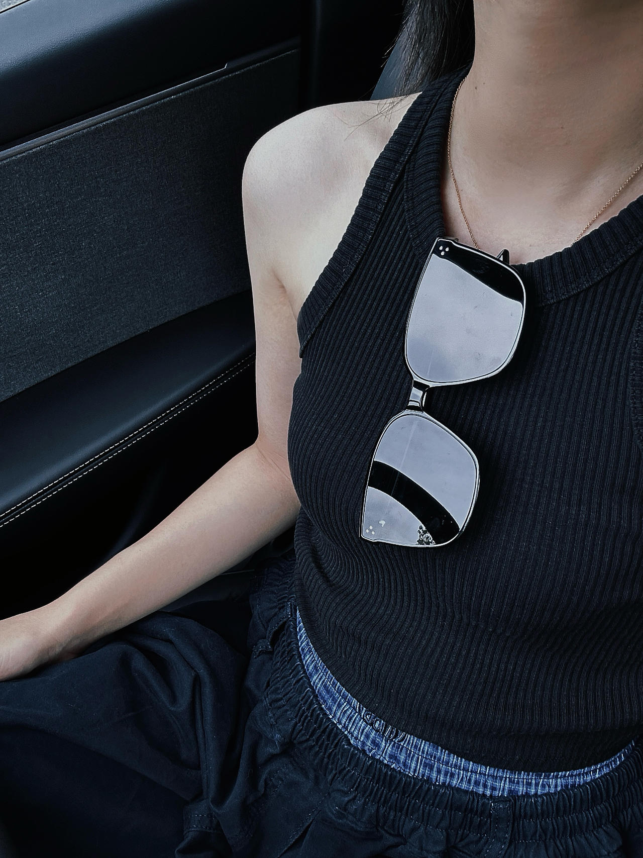 Tesla|不露脸拍照,一副墨镜就搞定啦! 墨镜一戴,遮了大半!
🌟分享几个拍照姿势:
1️⃣主驾驶抬头看天
2️⃣对镜补妆
3️⃣主驾拿东西
4️⃣坐着俯拍
🌟拍照tips:
拍照前一定要擦干净镜头
拍摄时拉低曝光,增加暗黑氛围
照片原相机参数按需调整
当然,墨镜除了拍照
主要作为我的驾驶镜
HUD偏光
对眼睛很友好。
#Tesla #汽车博主 #车内拍照 #汽车好物 #model3 #车载好物 #驾驶眼镜 #防晒墨镜 #HUD偏光驾驶镜 #七夕礼物 #七夕礼物推荐 @wyj