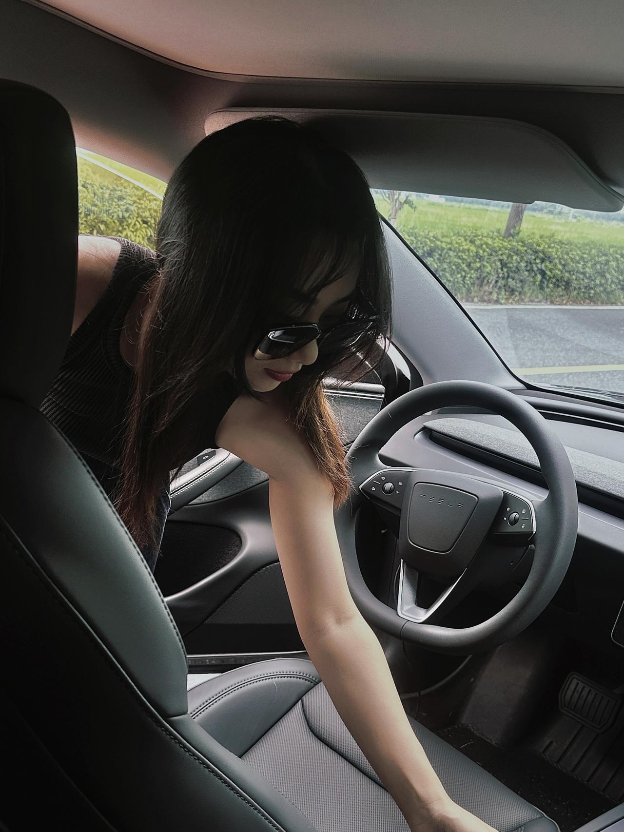 Tesla|不露脸拍照,一副墨镜就搞定啦! 墨镜一戴,遮了大半!
🌟分享几个拍照姿势:
1️⃣主驾驶抬头看天
2️⃣对镜补妆
3️⃣主驾拿东西
4️⃣坐着俯拍
🌟拍照tips:
拍照前一定要擦干净镜头
拍摄时拉低曝光,增加暗黑氛围
照片原相机参数按需调整
当然,墨镜除了拍照
主要作为我的驾驶镜
HUD偏光
对眼睛很友好。
#Tesla #汽车博主 #车内拍照 #汽车好物 #model3 #车载好物 #驾驶眼镜 #防晒墨镜 #HUD偏光驾驶镜 #七夕礼物 #七夕礼物推荐 @wyj
