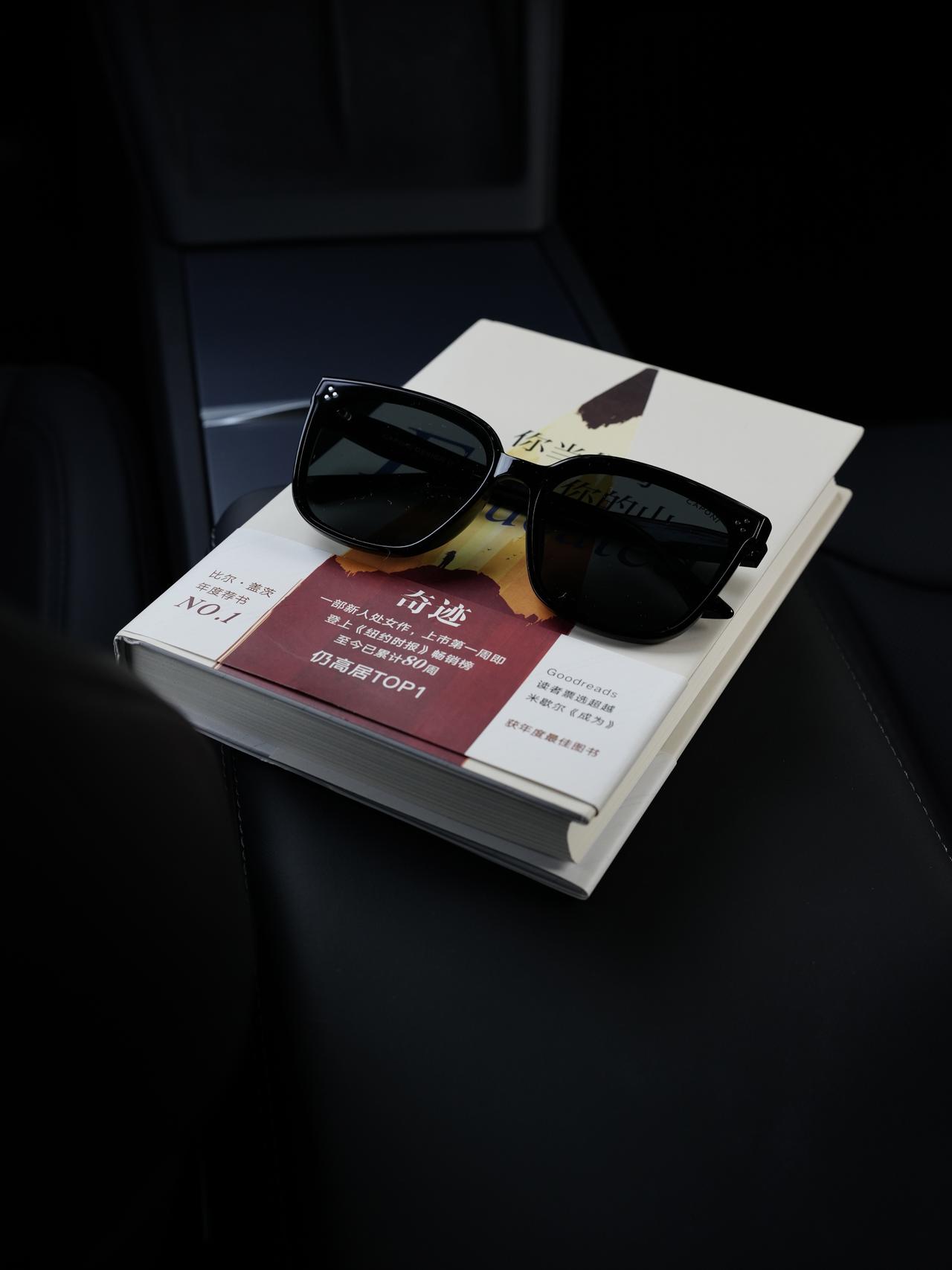 Tesla|不露脸拍照,一副墨镜就搞定啦! 墨镜一戴,遮了大半!
🌟分享几个拍照姿势:
1️⃣主驾驶抬头看天
2️⃣对镜补妆
3️⃣主驾拿东西
4️⃣坐着俯拍
🌟拍照tips:
拍照前一定要擦干净镜头
拍摄时拉低曝光,增加暗黑氛围
照片原相机参数按需调整
当然,墨镜除了拍照
主要作为我的驾驶镜
HUD偏光
对眼睛很友好。
#Tesla #汽车博主 #车内拍照 #汽车好物 #model3 #车载好物 #驾驶眼镜 #防晒墨镜 #HUD偏光驾驶镜 #七夕礼物 #七夕礼物推荐 @wyj