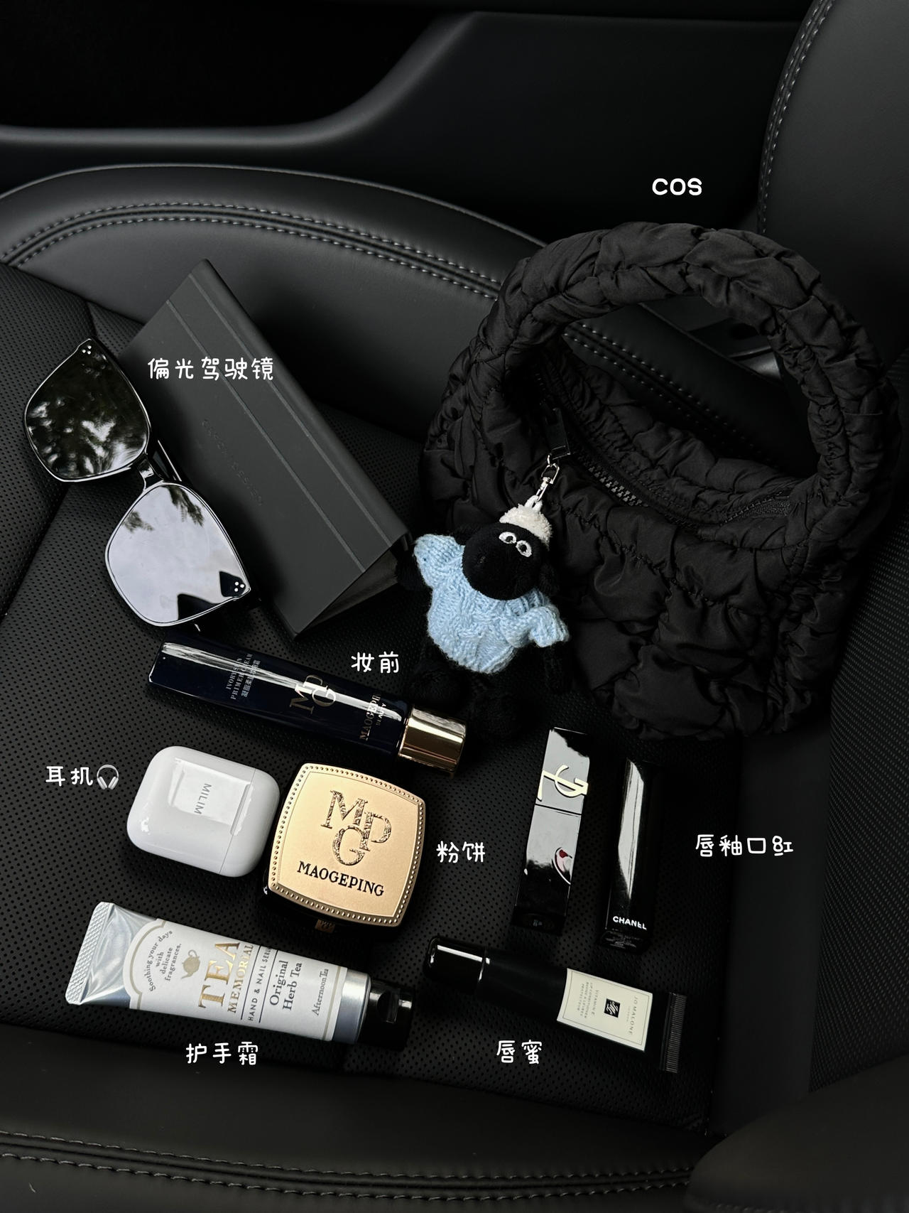 Tesla|不露脸拍照,一副墨镜就搞定啦! 墨镜一戴,遮了大半!
🌟分享几个拍照姿势:
1️⃣主驾驶抬头看天
2️⃣对镜补妆
3️⃣主驾拿东西
4️⃣坐着俯拍
🌟拍照tips:
拍照前一定要擦干净镜头
拍摄时拉低曝光,增加暗黑氛围
照片原相机参数按需调整
当然,墨镜除了拍照
主要作为我的驾驶镜
HUD偏光
对眼睛很友好。
#Tesla #汽车博主 #车内拍照 #汽车好物 #model3 #车载好物 #驾驶眼镜 #防晒墨镜 #HUD偏光驾驶镜 #七夕礼物 #七夕礼物推荐 @wyj