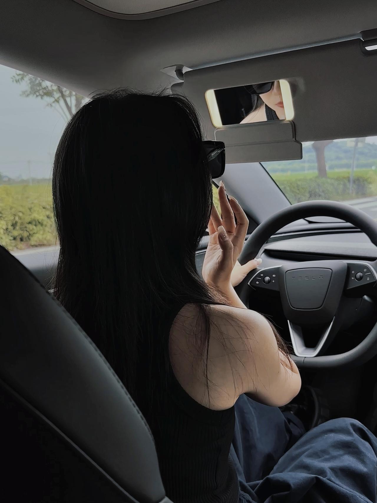 Tesla|不露脸拍照,一副墨镜就搞定啦! 墨镜一戴,遮了大半!
🌟分享几个拍照姿势:
1️⃣主驾驶抬头看天
2️⃣对镜补妆
3️⃣主驾拿东西
4️⃣坐着俯拍
🌟拍照tips:
拍照前一定要擦干净镜头
拍摄时拉低曝光,增加暗黑氛围
照片原相机参数按需调整
当然,墨镜除了拍照
主要作为我的驾驶镜
HUD偏光
对眼睛很友好。
#Tesla #汽车博主 #车内拍照 #汽车好物 #model3 #车载好物 #驾驶眼镜 #防晒墨镜 #HUD偏光驾驶镜 #七夕礼物 #七夕礼物推荐 @wyj