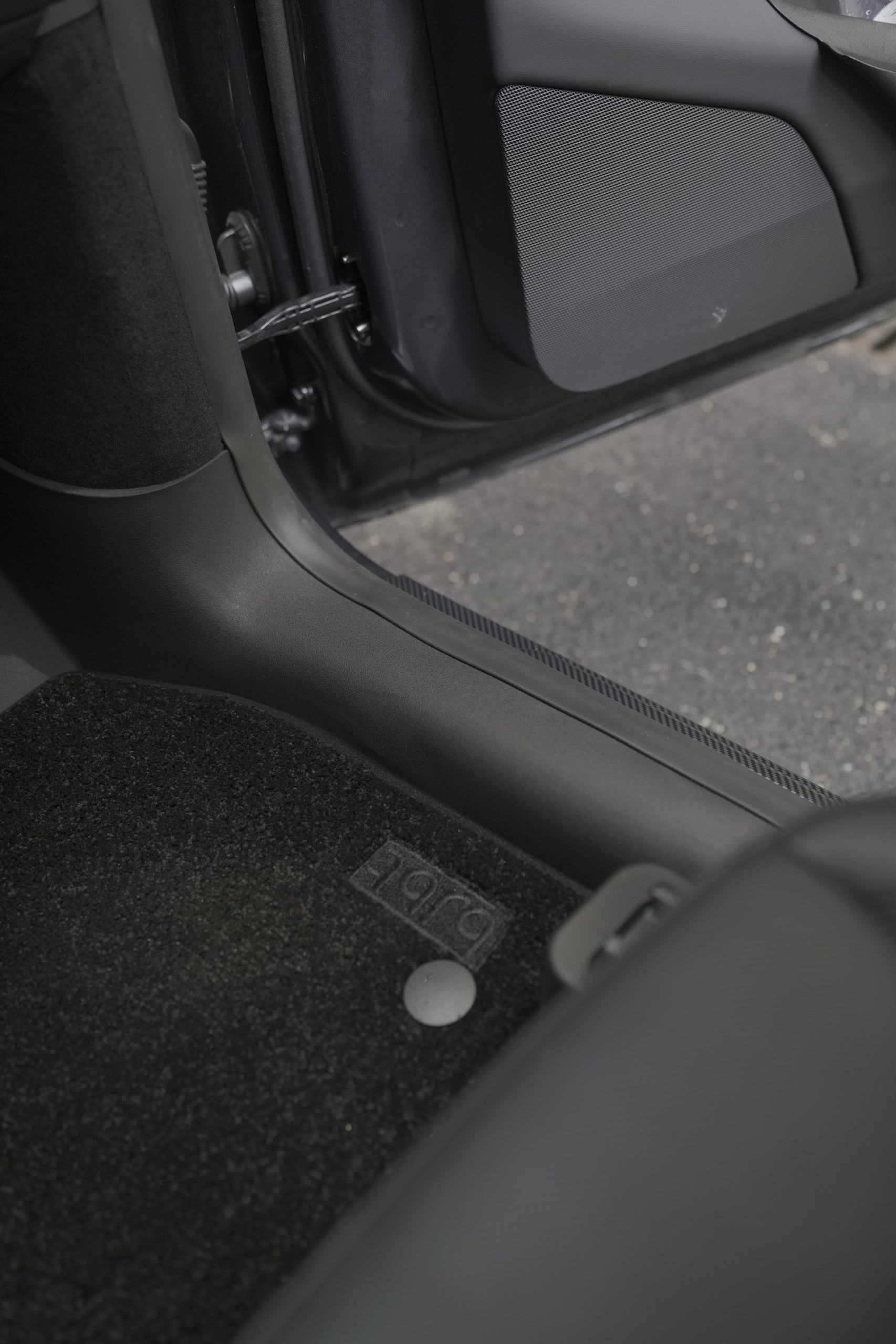 告别安装难题，这款脚垫真的懂女车主啦～ 哈喽 宝子们好 我是特特[得意R]
	
怕装脚垫费半天劲还弄不好！
这套是真的让人惊喜，
一个人5分钟就能搞定，
对准卡扣一扣就完事～
关键是实用性太到位了！
前后排带门槛条，能防踩脏；
座椅护角全包设计，不怕磨损；
后排防踢垫全覆盖，再也不用担心踢脏；
中控侧边还做了加高，保护毛毡不被踢到。
用的是TPE环保材质，一点异味都没有，
搭配的呐米绒毛毯厚实，脚感特别舒服，
而且卡扣扣得超紧，开车的时候完全不打滑。
专为特斯拉1:1开模，贴合度高，边边角角都严丝合缝，不卷边也不翘边，搭配黑色内饰，简约又好看。
	
清洗起来也超方便，随便冲冲就干净，
懒人车主真的可以闭眼入，太省心了～
	
#特斯拉改装 #特斯拉内饰 #特斯拉modelY #特斯拉周边 #特斯拉 #特斯拉车载好物 #特斯拉汽车脚垫 #特斯拉全包脚垫 #bjbt全覆盖脚垫 #全覆盖脚垫 #车载 #全包脚垫 #汽车脚垫推荐 #脚垫汽车 #汽车脚垫 #焕新y #汽车博主 #plog博主 @在逃特特