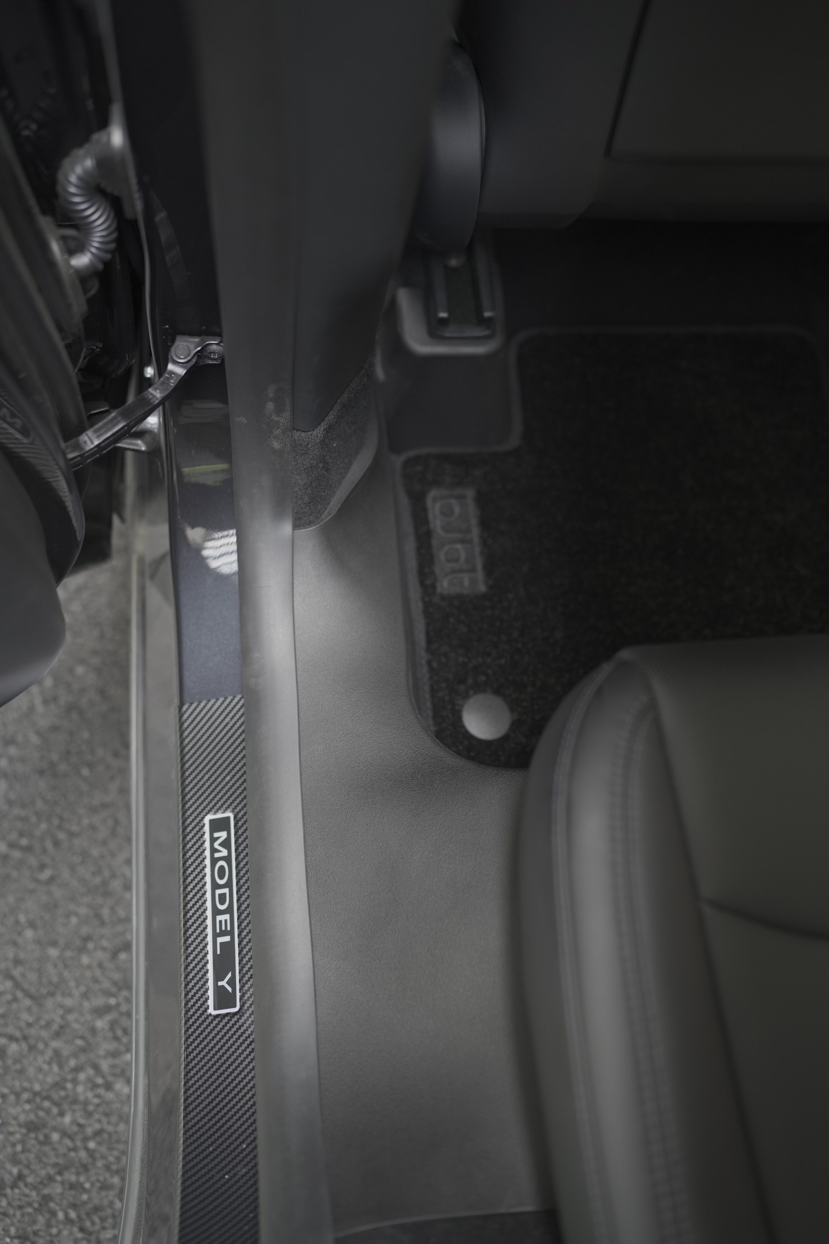 告别安装难题，这款脚垫真的懂女车主啦～ 哈喽 宝子们好 我是特特[得意R]
	
怕装脚垫费半天劲还弄不好！
这套是真的让人惊喜，
一个人5分钟就能搞定，
对准卡扣一扣就完事～
关键是实用性太到位了！
前后排带门槛条，能防踩脏；
座椅护角全包设计，不怕磨损；
后排防踢垫全覆盖，再也不用担心踢脏；
中控侧边还做了加高，保护毛毡不被踢到。
用的是TPE环保材质，一点异味都没有，
搭配的呐米绒毛毯厚实，脚感特别舒服，
而且卡扣扣得超紧，开车的时候完全不打滑。
专为特斯拉1:1开模，贴合度高，边边角角都严丝合缝，不卷边也不翘边，搭配黑色内饰，简约又好看。
	
清洗起来也超方便，随便冲冲就干净，
懒人车主真的可以闭眼入，太省心了～
	
#特斯拉改装 #特斯拉内饰 #特斯拉modelY #特斯拉周边 #特斯拉 #特斯拉车载好物 #特斯拉汽车脚垫 #特斯拉全包脚垫 #bjbt全覆盖脚垫 #全覆盖脚垫 #车载 #全包脚垫 #汽车脚垫推荐 #脚垫汽车 #汽车脚垫 #焕新y #汽车博主 #plog博主 @在逃特特