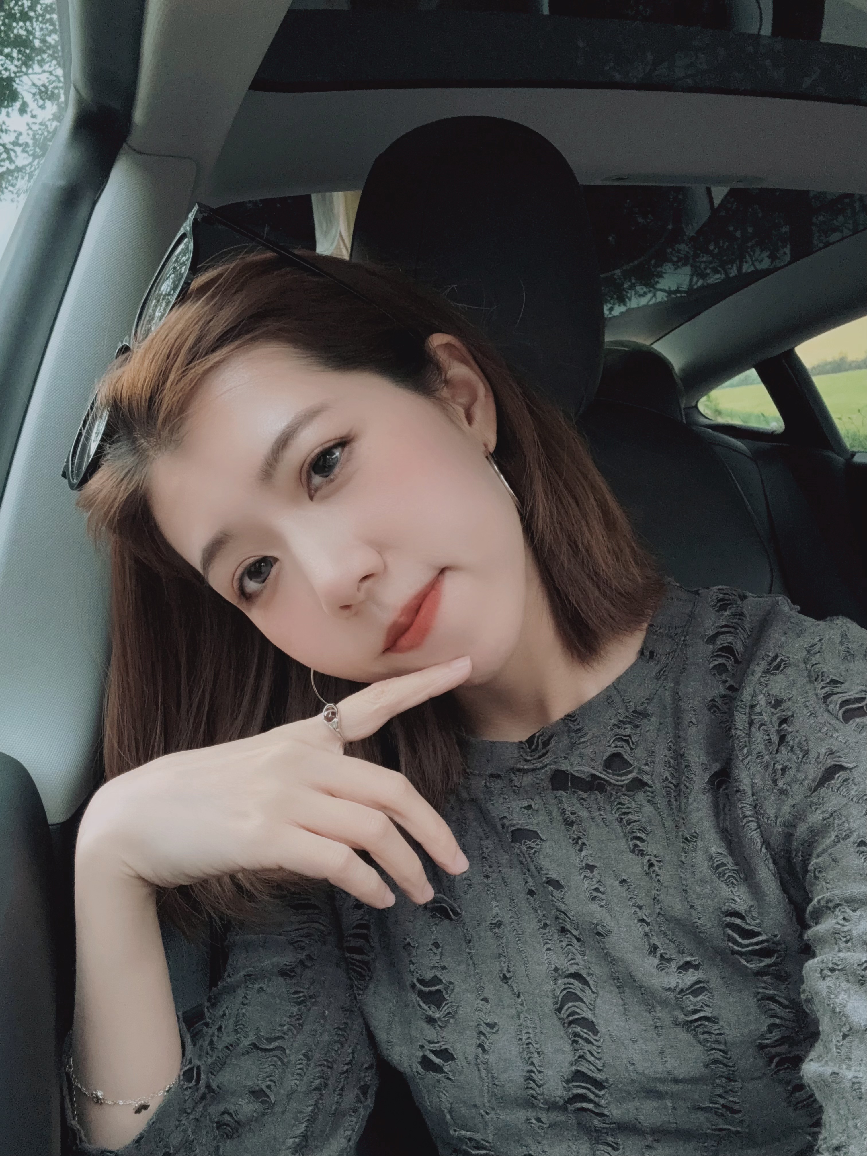 告别安装难题，这款脚垫真的懂女车主啦～ 哈喽 宝子们好 我是特特[得意R]
	
怕装脚垫费半天劲还弄不好！
这套是真的让人惊喜，
一个人5分钟就能搞定，
对准卡扣一扣就完事～
关键是实用性太到位了！
前后排带门槛条，能防踩脏；
座椅护角全包设计，不怕磨损；
后排防踢垫全覆盖，再也不用担心踢脏；
中控侧边还做了加高，保护毛毡不被踢到。
用的是TPE环保材质，一点异味都没有，
搭配的呐米绒毛毯厚实，脚感特别舒服，
而且卡扣扣得超紧，开车的时候完全不打滑。
专为特斯拉1:1开模，贴合度高，边边角角都严丝合缝，不卷边也不翘边，搭配黑色内饰，简约又好看。
	
清洗起来也超方便，随便冲冲就干净，
懒人车主真的可以闭眼入，太省心了～
	
#特斯拉改装 #特斯拉内饰 #特斯拉modelY #特斯拉周边 #特斯拉 #特斯拉车载好物 #特斯拉汽车脚垫 #特斯拉全包脚垫 #bjbt全覆盖脚垫 #全覆盖脚垫 #车载 #全包脚垫 #汽车脚垫推荐 #脚垫汽车 #汽车脚垫 #焕新y #汽车博主 #plog博主 @在逃特特