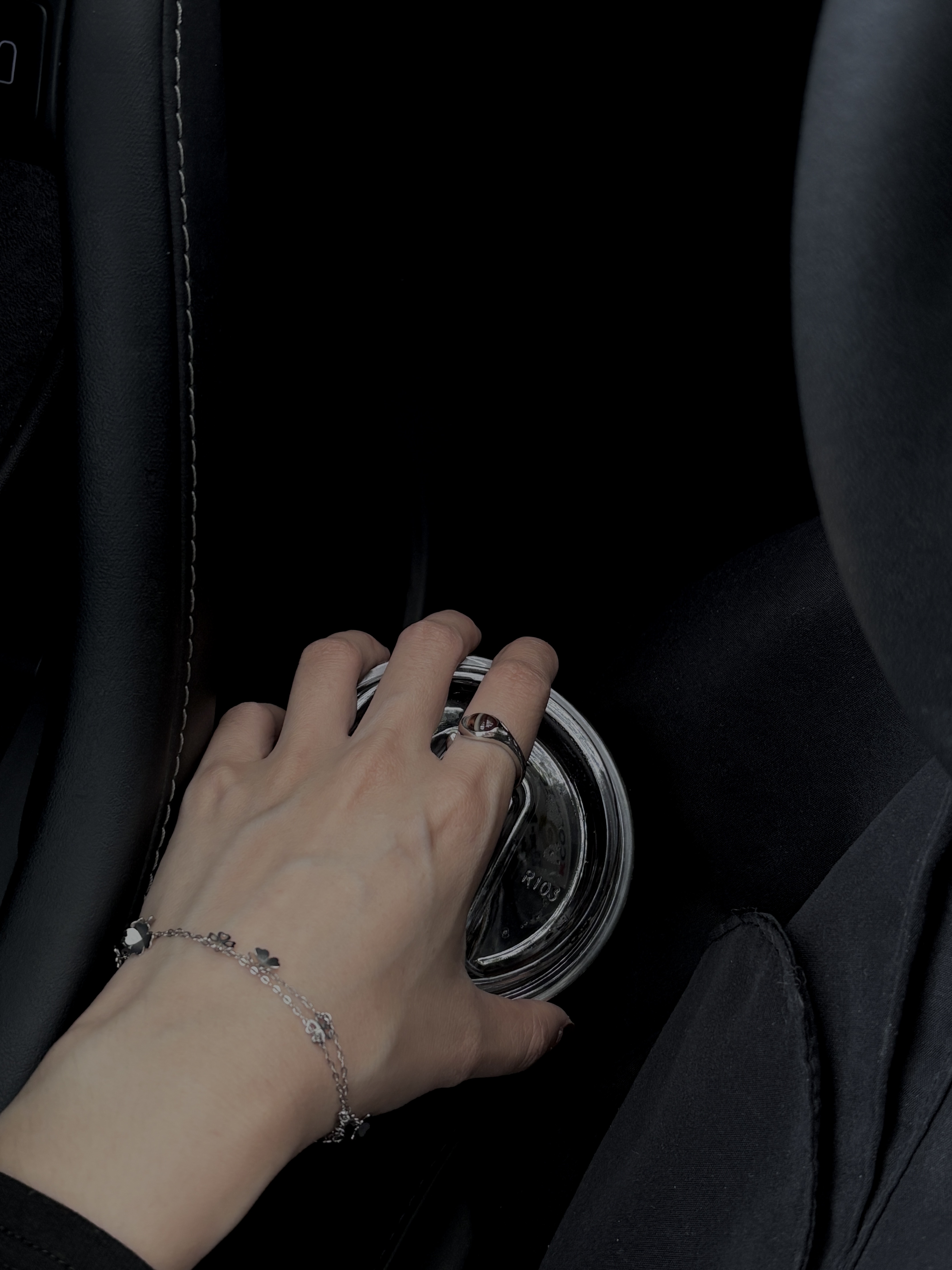 告别安装难题，这款脚垫真的懂女车主啦～ 哈喽 宝子们好 我是特特[得意R]
	
怕装脚垫费半天劲还弄不好！
这套是真的让人惊喜，
一个人5分钟就能搞定，
对准卡扣一扣就完事～
关键是实用性太到位了！
前后排带门槛条，能防踩脏；
座椅护角全包设计，不怕磨损；
后排防踢垫全覆盖，再也不用担心踢脏；
中控侧边还做了加高，保护毛毡不被踢到。
用的是TPE环保材质，一点异味都没有，
搭配的呐米绒毛毯厚实，脚感特别舒服，
而且卡扣扣得超紧，开车的时候完全不打滑。
专为特斯拉1:1开模，贴合度高，边边角角都严丝合缝，不卷边也不翘边，搭配黑色内饰，简约又好看。
	
清洗起来也超方便，随便冲冲就干净，
懒人车主真的可以闭眼入，太省心了～
	
#特斯拉改装 #特斯拉内饰 #特斯拉modelY #特斯拉周边 #特斯拉 #特斯拉车载好物 #特斯拉汽车脚垫 #特斯拉全包脚垫 #bjbt全覆盖脚垫 #全覆盖脚垫 #车载 #全包脚垫 #汽车脚垫推荐 #脚垫汽车 #汽车脚垫 #焕新y #汽车博主 #plog博主 @在逃特特