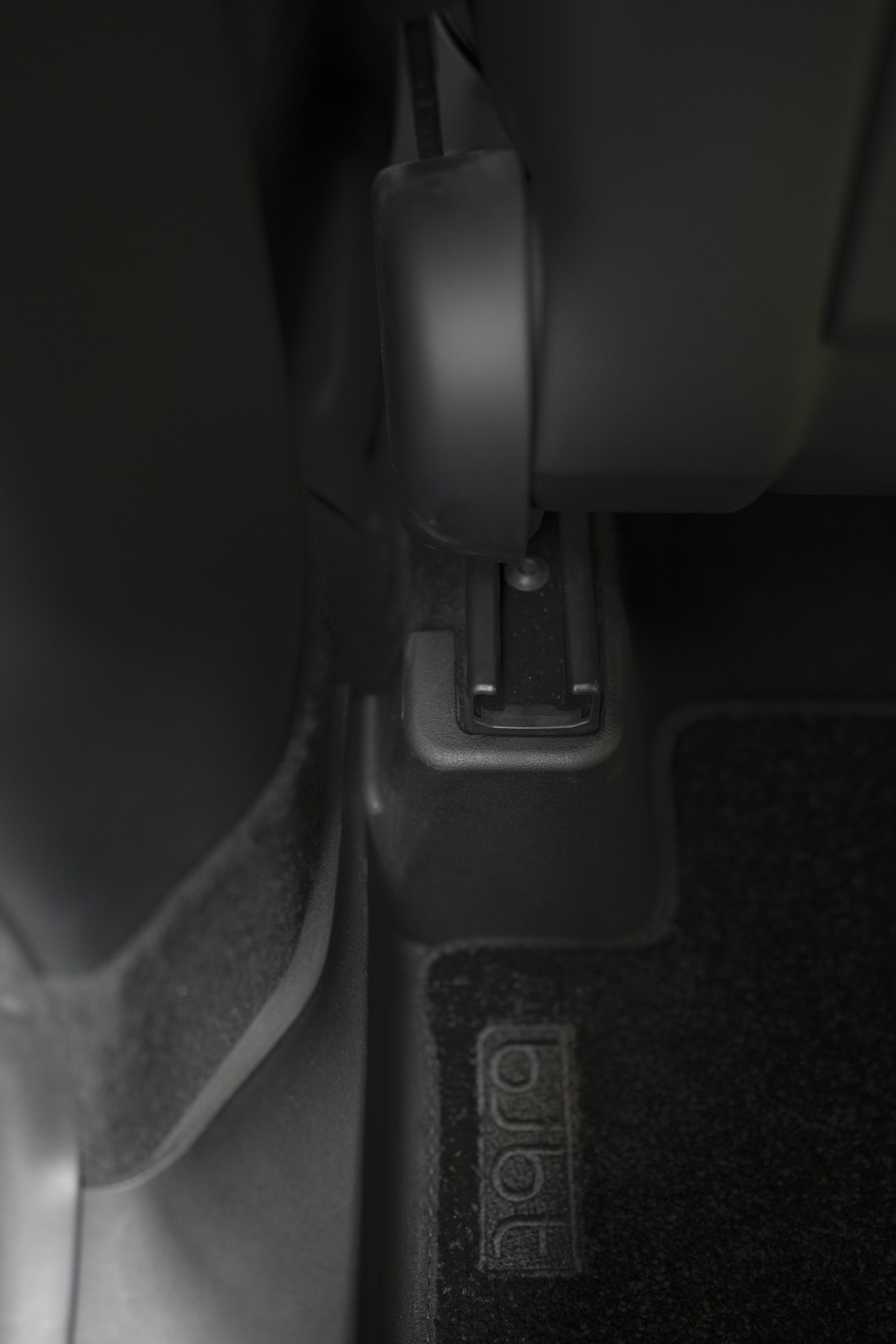 告别安装难题，这款脚垫真的懂女车主啦～ 哈喽 宝子们好 我是特特[得意R]
	
怕装脚垫费半天劲还弄不好！
这套是真的让人惊喜，
一个人5分钟就能搞定，
对准卡扣一扣就完事～
关键是实用性太到位了！
前后排带门槛条，能防踩脏；
座椅护角全包设计，不怕磨损；
后排防踢垫全覆盖，再也不用担心踢脏；
中控侧边还做了加高，保护毛毡不被踢到。
用的是TPE环保材质，一点异味都没有，
搭配的呐米绒毛毯厚实，脚感特别舒服，
而且卡扣扣得超紧，开车的时候完全不打滑。
专为特斯拉1:1开模，贴合度高，边边角角都严丝合缝，不卷边也不翘边，搭配黑色内饰，简约又好看。
	
清洗起来也超方便，随便冲冲就干净，
懒人车主真的可以闭眼入，太省心了～
	
#特斯拉改装 #特斯拉内饰 #特斯拉modelY #特斯拉周边 #特斯拉 #特斯拉车载好物 #特斯拉汽车脚垫 #特斯拉全包脚垫 #bjbt全覆盖脚垫 #全覆盖脚垫 #车载 #全包脚垫 #汽车脚垫推荐 #脚垫汽车 #汽车脚垫 #焕新y #汽车博主 #plog博主 @在逃特特