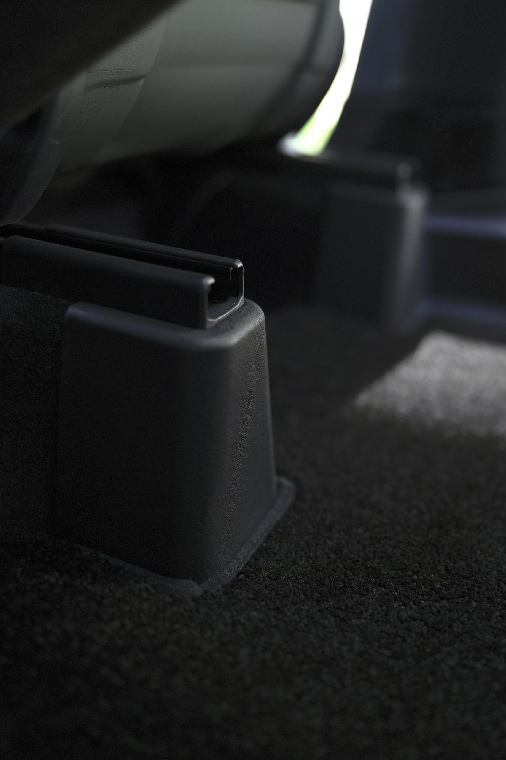 告别安装难题，这款脚垫真的懂女车主啦～ 哈喽 宝子们好 我是特特[得意R]
	
怕装脚垫费半天劲还弄不好！
这套是真的让人惊喜，
一个人5分钟就能搞定，
对准卡扣一扣就完事～
关键是实用性太到位了！
前后排带门槛条，能防踩脏；
座椅护角全包设计，不怕磨损；
后排防踢垫全覆盖，再也不用担心踢脏；
中控侧边还做了加高，保护毛毡不被踢到。
用的是TPE环保材质，一点异味都没有，
搭配的呐米绒毛毯厚实，脚感特别舒服，
而且卡扣扣得超紧，开车的时候完全不打滑。
专为特斯拉1:1开模，贴合度高，边边角角都严丝合缝，不卷边也不翘边，搭配黑色内饰，简约又好看。
	
清洗起来也超方便，随便冲冲就干净，
懒人车主真的可以闭眼入，太省心了～
	
#特斯拉改装 #特斯拉内饰 #特斯拉modelY #特斯拉周边 #特斯拉 #特斯拉车载好物 #特斯拉汽车脚垫 #特斯拉全包脚垫 #bjbt全覆盖脚垫 #全覆盖脚垫 #车载 #全包脚垫 #汽车脚垫推荐 #脚垫汽车 #汽车脚垫 #焕新y #汽车博主 #plog博主 @在逃特特