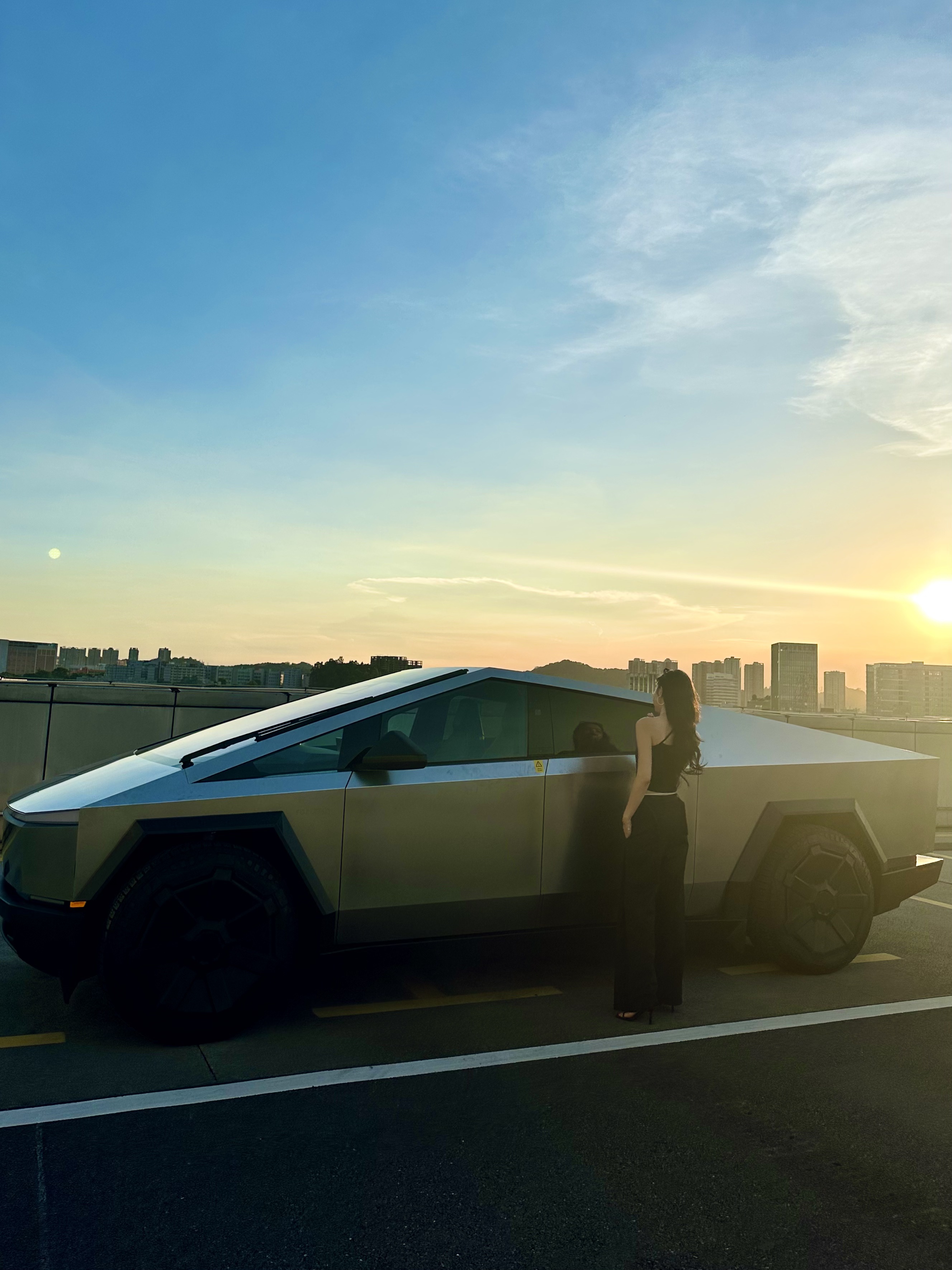 溜个Cybertruck🛻 赛博皮卡真是科技感十足
	
#这车有点帅 #皮卡 #未来感座驾 #赛博皮卡
#记得出门兜兜风 #潮汕女孩 #特斯拉Tesla @邱邱不在家